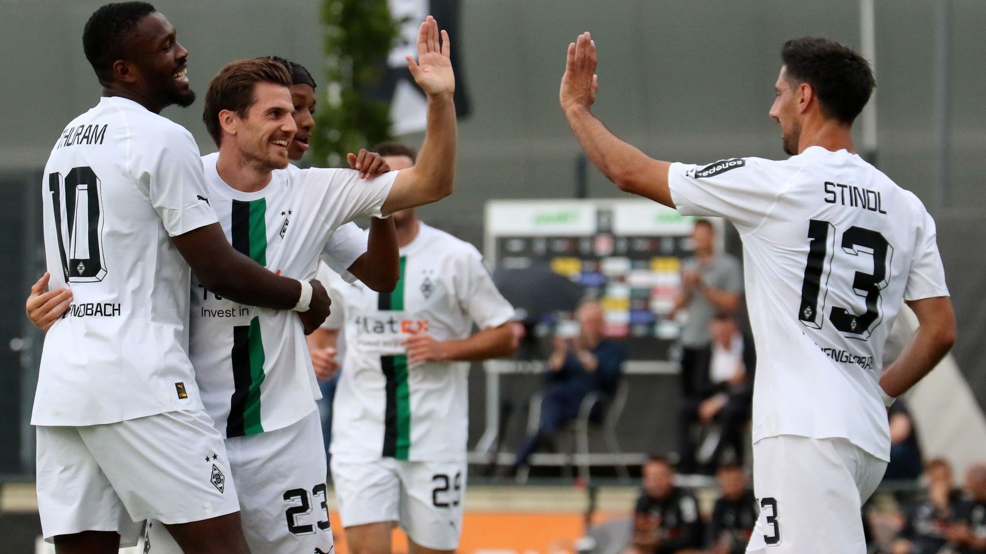 Am Mittwochabend (13. Juli 2022) bezwang mit Borussia Mönchengladbach ihren Testspielgegner Viktoria Köln mit 5:2. Das Foto zeigt Marcus Thuram, Jonas Hofmann, Yvandro Borges Sanches und Lars Stindl (v. l. n. r) beim Torjubel.