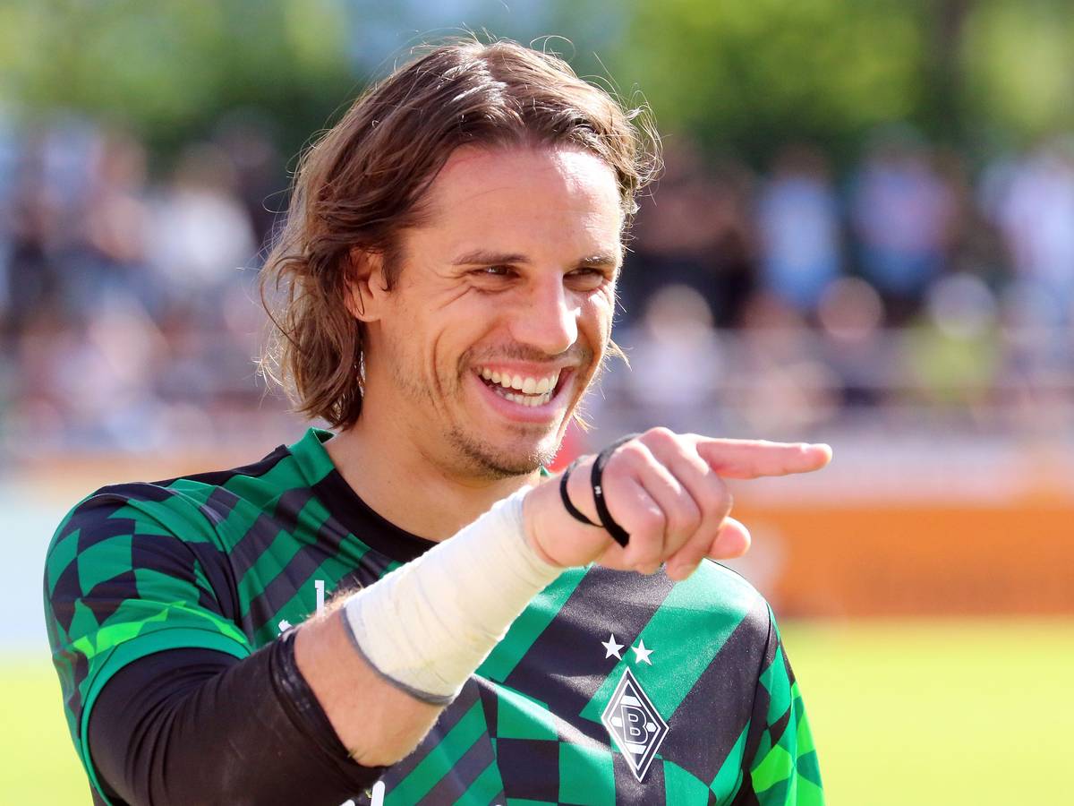 Yann Sommer von Borussia Mönchengladbach ist derzeit immer wieder Thema von Transferspekulationen. Auf dem Foto ist der Schweizer am 9. Juli 2022 im Trainingslager in Rottach-Egern zu sehen.)