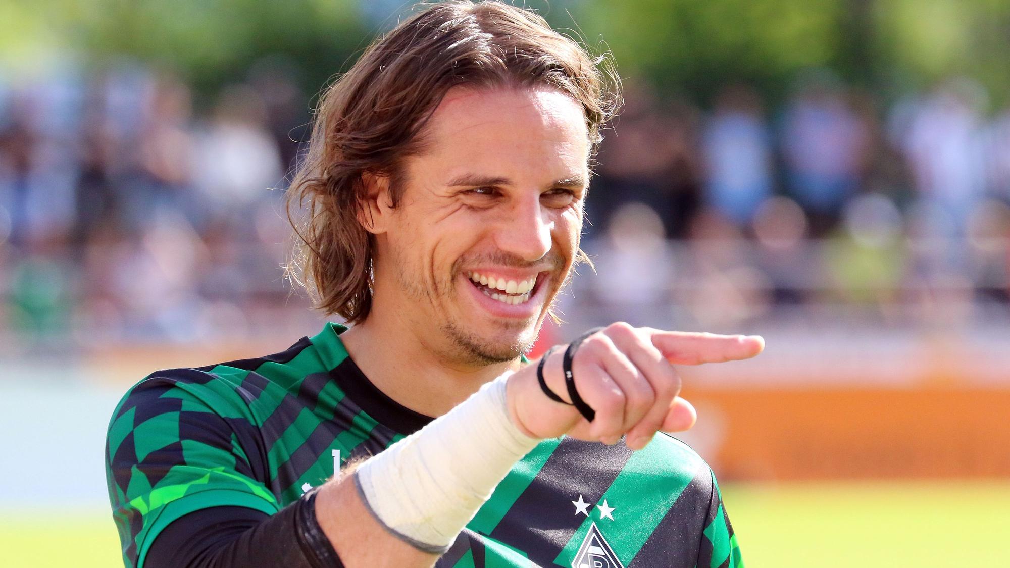 Yann Sommer von Borussia Mönchengladbach ist derzeit immer wieder Thema von Transferspekulationen. Auf dem Foto ist der Schweizer am 9. Juli 2022 im Trainingslager in Rottach-Egern zu sehen.)