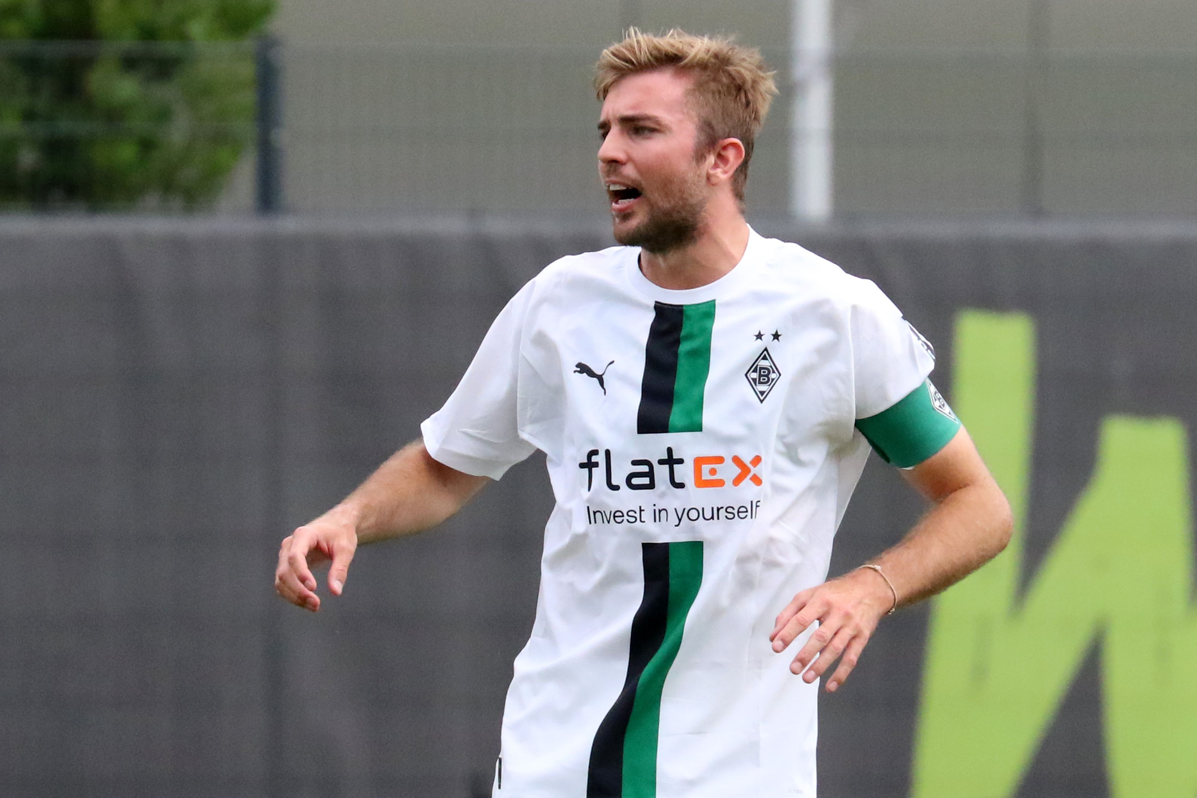 Christoph Kramer als Kapitän beim Vorbereitungsspiel am 13. Juli 2022 zwischen Borussia Mönchengladbach und Viktoria Köln.