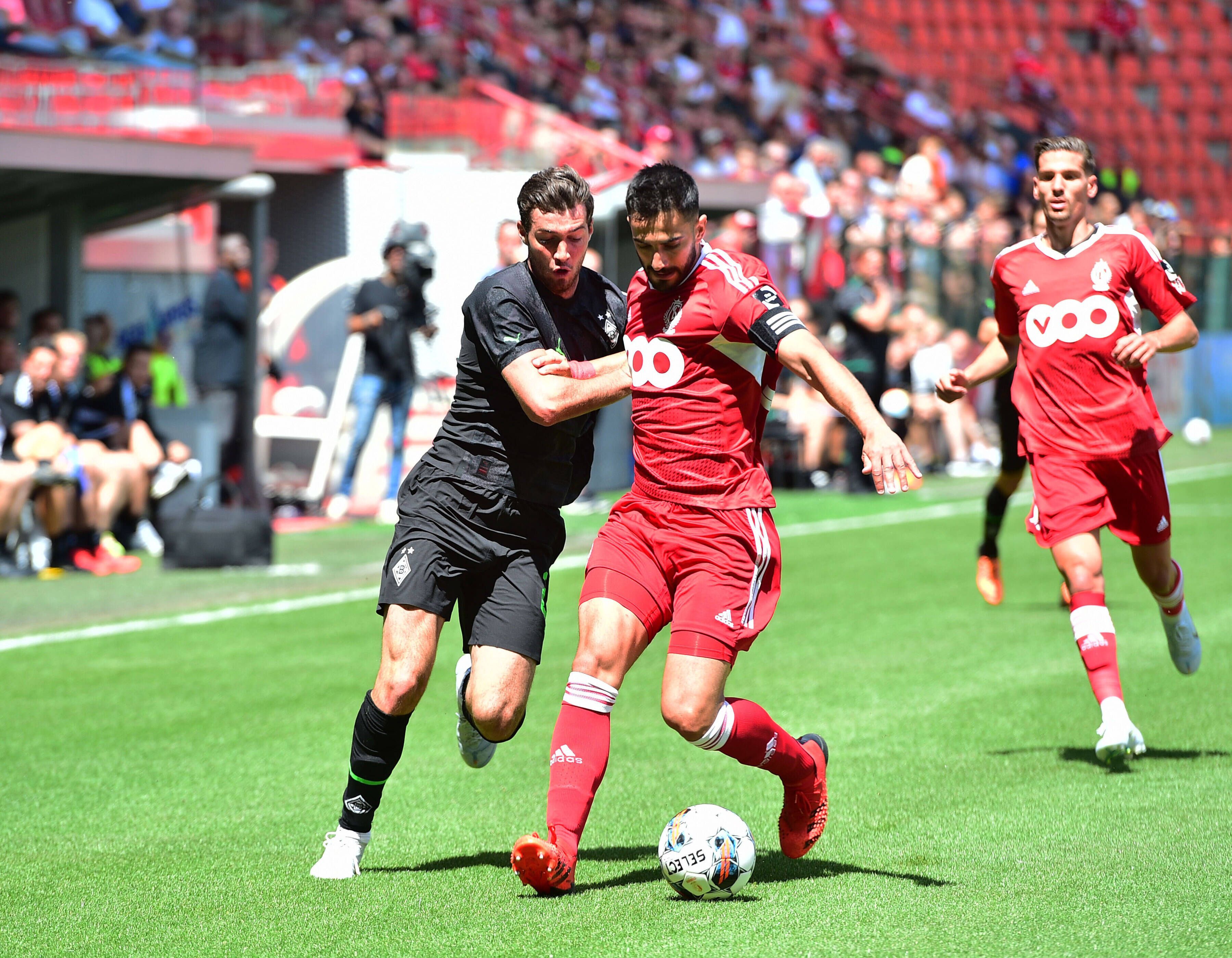 16.07.2022 Luettich/Belgien Fussball, Herren, Testspiel, Saison 2022/2023, Standard Luettich vs. Borussia Moenchengladbach Zweikampf zwischen v. li. Joe Scally Gladbach, Kostas Laifis Luettich DFL regulations prohibit any use of photographs as image sequences and/or quasi-video. Maurice-Dufrasne-Stadion Wallonien Belgien *** 16 07 2022 Luettich Belgium Football, Men, Test Match, Season 2022 2023, Standard Luettich vs Borussia Moenchengladbach duel between v li Joe Scally Gladbach , Kostas Laifis Luettich DFL regulations prohibit any use of photographs as image sequences and or quasi video Maurice Dufrasne Stadium Wallonia Belgium