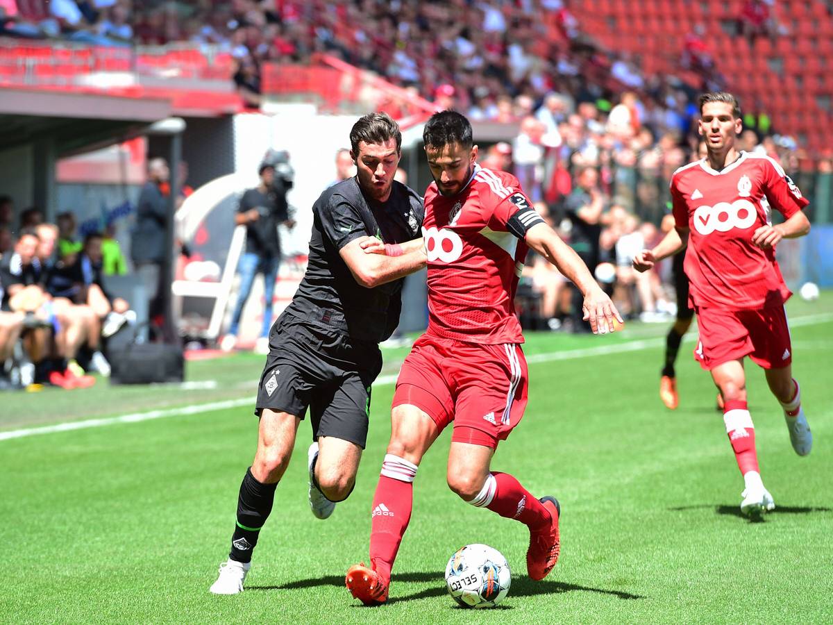 16.07.2022 Luettich/Belgien Fussball, Herren, Testspiel, Saison 2022/2023, Standard Luettich vs. Borussia Moenchengladbach Zweikampf zwischen v. li. Joe Scally Gladbach, Kostas Laifis Luettich DFL regulations prohibit any use of photographs as image sequences and/or quasi-video. Maurice-Dufrasne-Stadion Wallonien Belgien *** 16 07 2022 Luettich Belgium Football, Men, Test Match, Season 2022 2023, Standard Luettich vs Borussia Moenchengladbach duel between v li Joe Scally Gladbach , Kostas Laifis Luettich DFL regulations prohibit any use of photographs as image sequences and or quasi video Maurice Dufrasne Stadium Wallonia Belgium