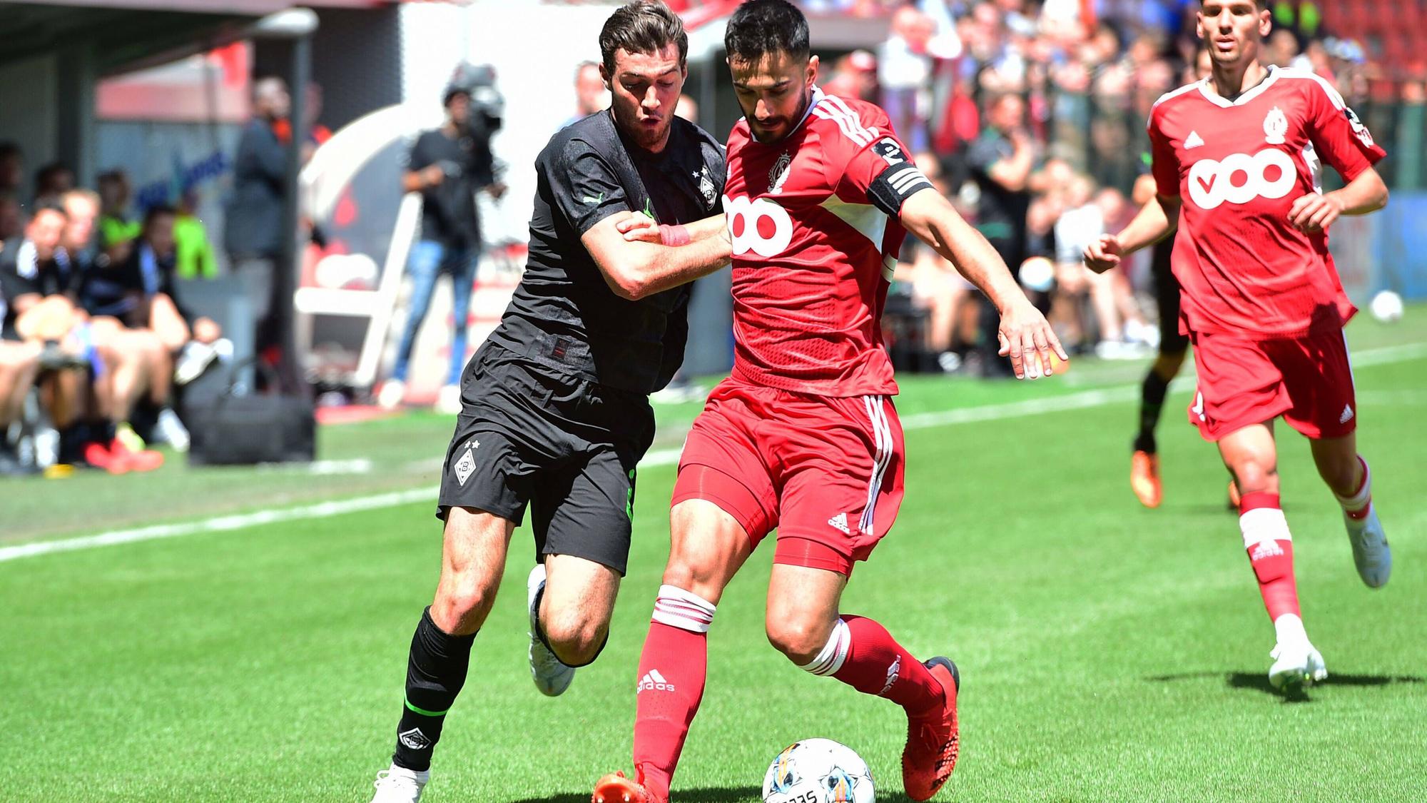 16.07.2022 Luettich/Belgien Fussball, Herren, Testspiel, Saison 2022/2023, Standard Luettich vs. Borussia Moenchengladbach Zweikampf zwischen v. li. Joe Scally Gladbach, Kostas Laifis Luettich DFL regulations prohibit any use of photographs as image sequences and/or quasi-video. Maurice-Dufrasne-Stadion Wallonien Belgien *** 16 07 2022 Luettich Belgium Football, Men, Test Match, Season 2022 2023, Standard Luettich vs Borussia Moenchengladbach duel between v li Joe Scally Gladbach , Kostas Laifis Luettich DFL regulations prohibit any use of photographs as image sequences and or quasi video Maurice Dufrasne Stadium Wallonia Belgium