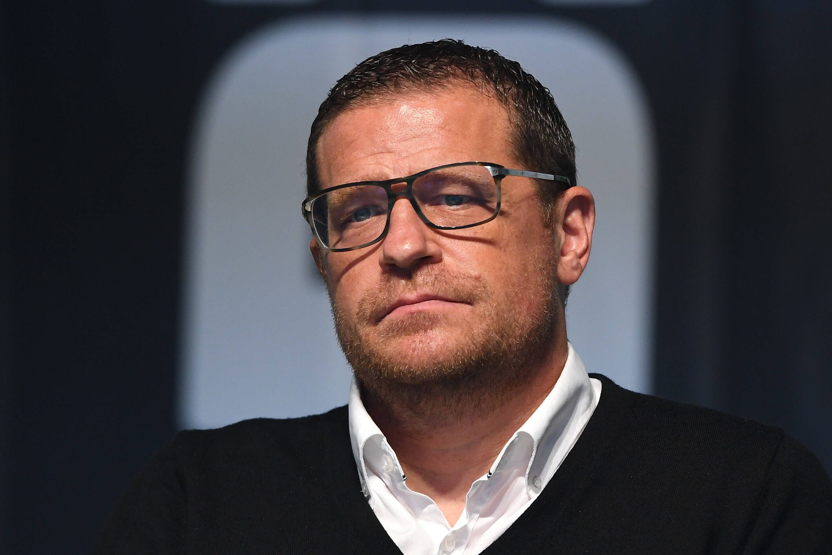 Max Eberl, ehemaliger Sportdirektor von Borussia Mönchengladbach. Auf diesem Foto ist der 48-Jährige während der Mitgliederversammlung am 10. August 2021 im Borussia-Park zu sehen. Eberl trägt einen schwarzen Pulli, weißes Hemd und eine Brille.