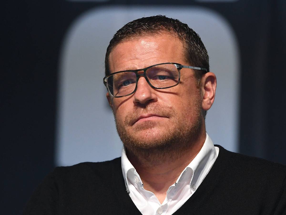 Max Eberl, ehemaliger Sportdirektor von Borussia Mönchengladbach. Auf diesem Foto ist der 48-Jährige während der Mitgliederversammlung am 10. August 2021 im Borussia-Park zu sehen. Eberl trägt einen schwarzen Pulli, weißes Hemd und eine Brille.
