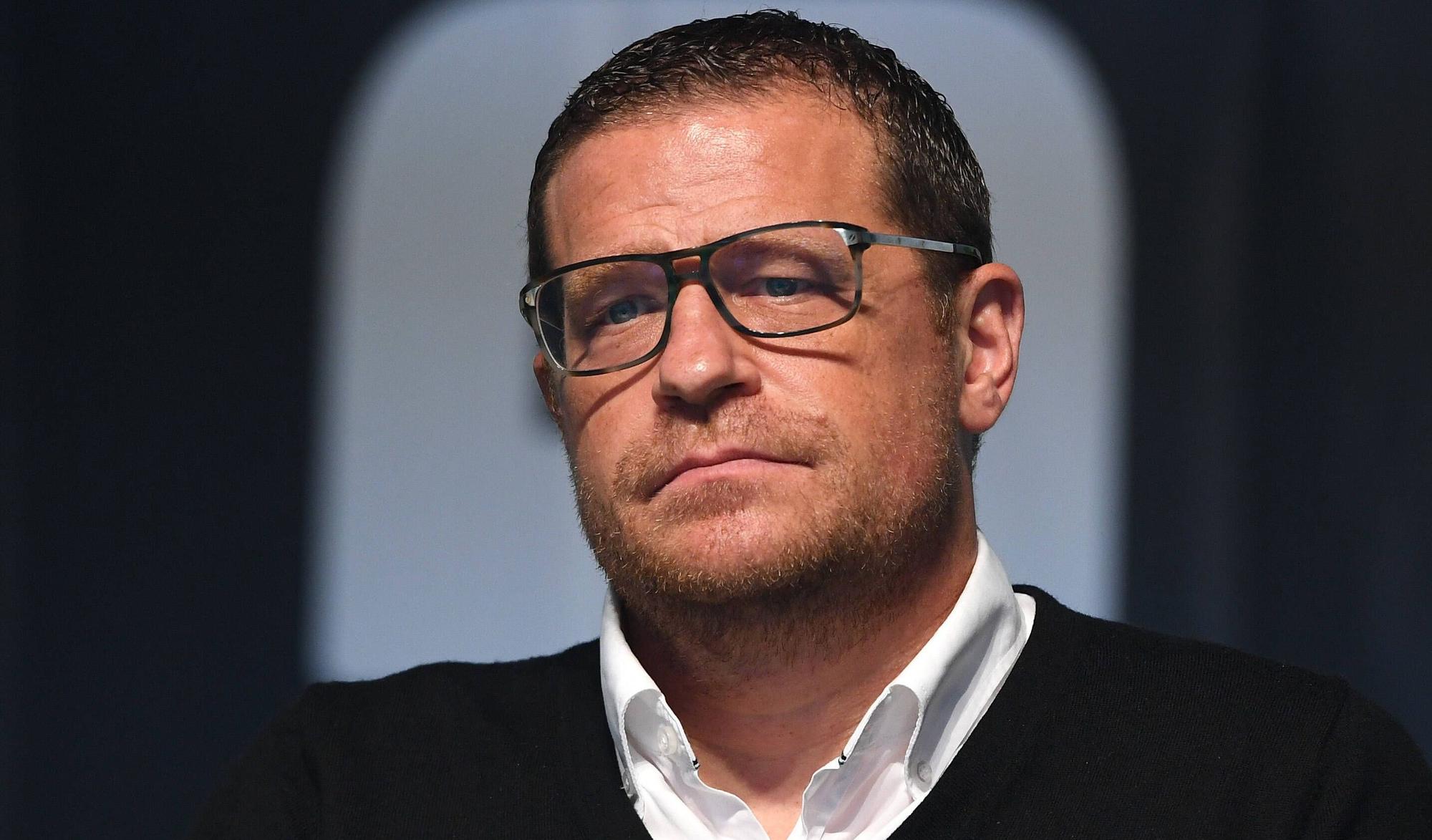 Max Eberl, ehemaliger Sportdirektor von Borussia Mönchengladbach. Auf diesem Foto ist der 48-Jährige während der Mitgliederversammlung am 10. August 2021 im Borussia-Park zu sehen. Eberl trägt einen schwarzen Pulli, weißes Hemd und eine Brille.