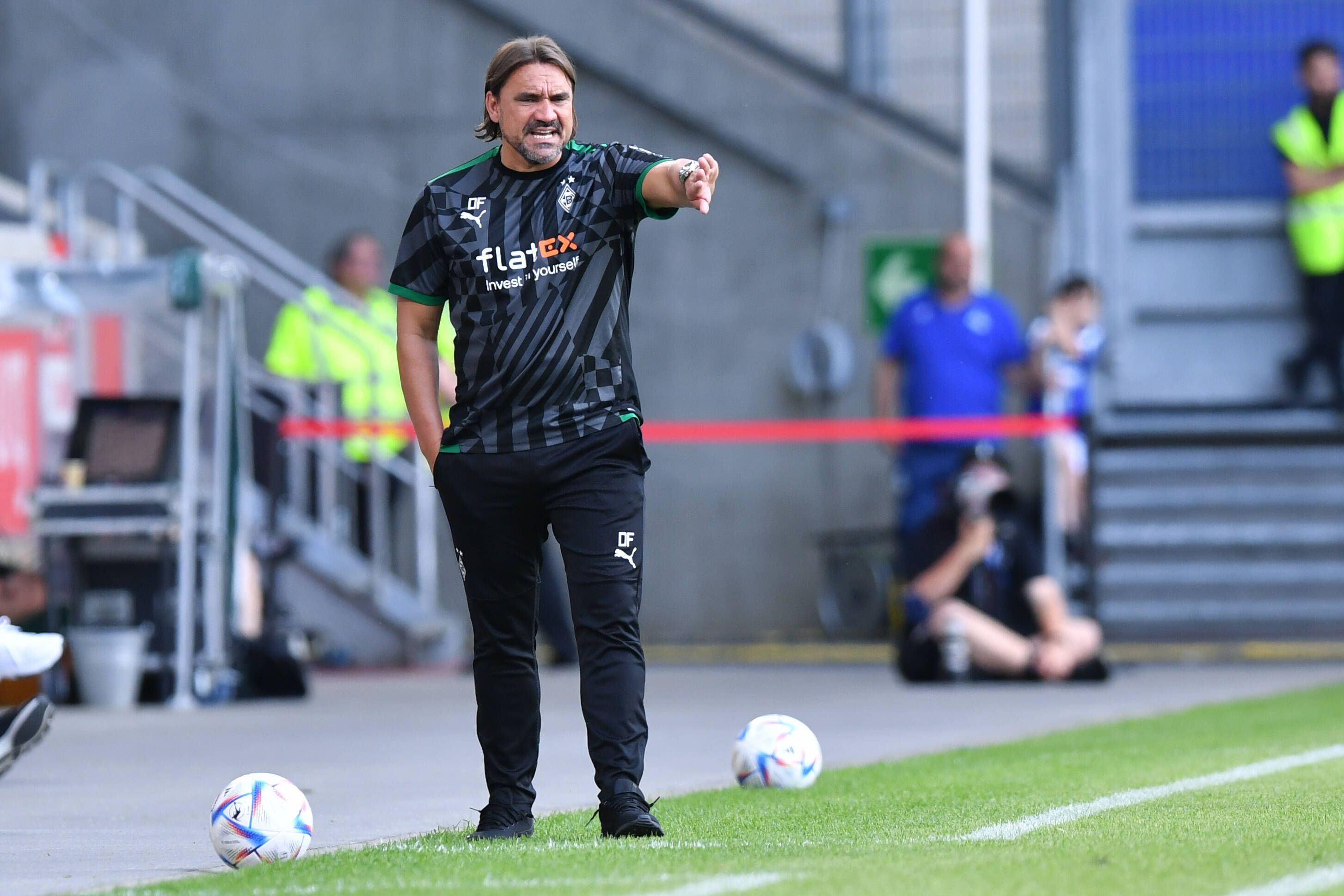 Daniel Farke zeigte sich nach dem Schauinslandreisen Cup der Traditionen in Duisburg am 17. Juli 2022, zufrieden mit der Leistung seines Teams. Hier coacht er die Borussia im Spiel gegen den MSV Duisburg.