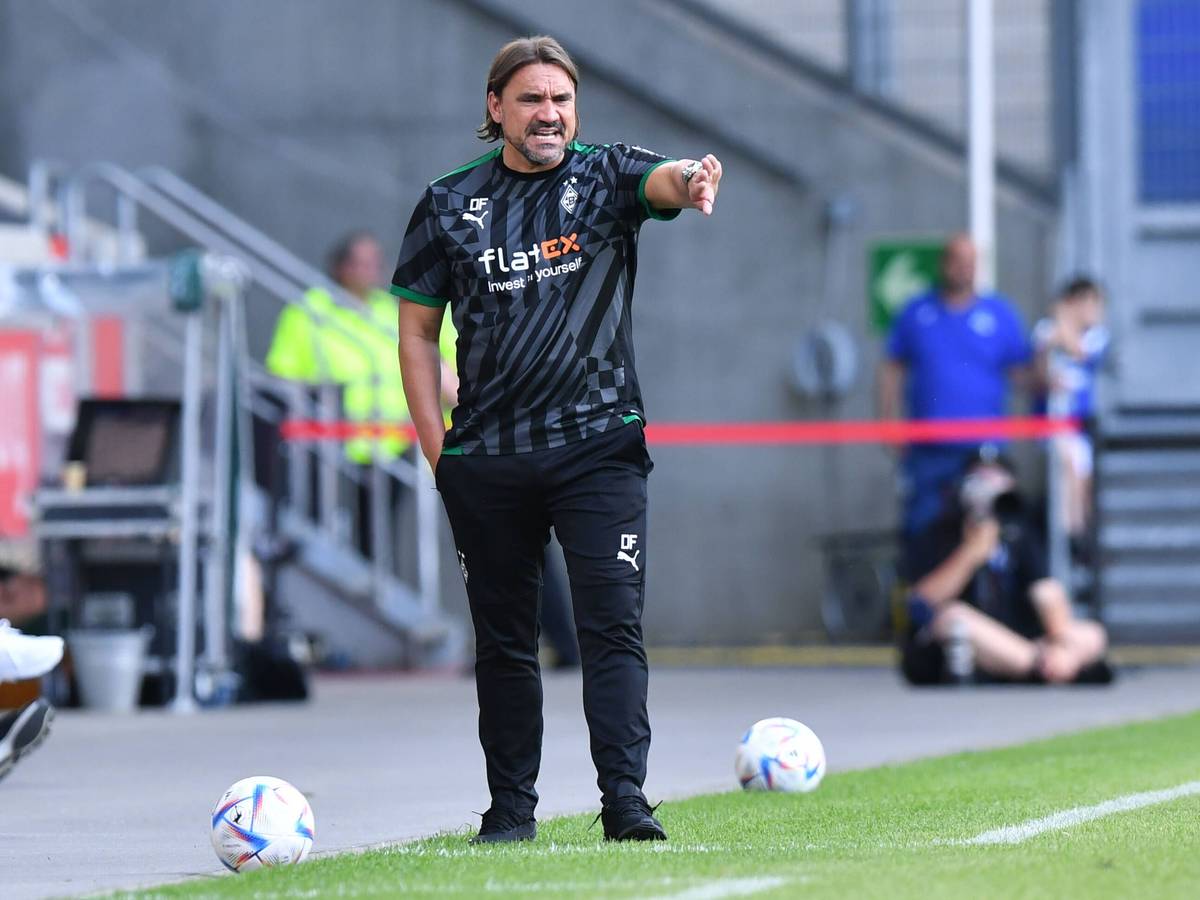Daniel Farke zeigte sich nach dem Schauinslandreisen Cup der Traditionen in Duisburg am 17. Juli 2022, zufrieden mit der Leistung seines Teams. Hier coacht er die Borussia im Spiel gegen den MSV Duisburg.