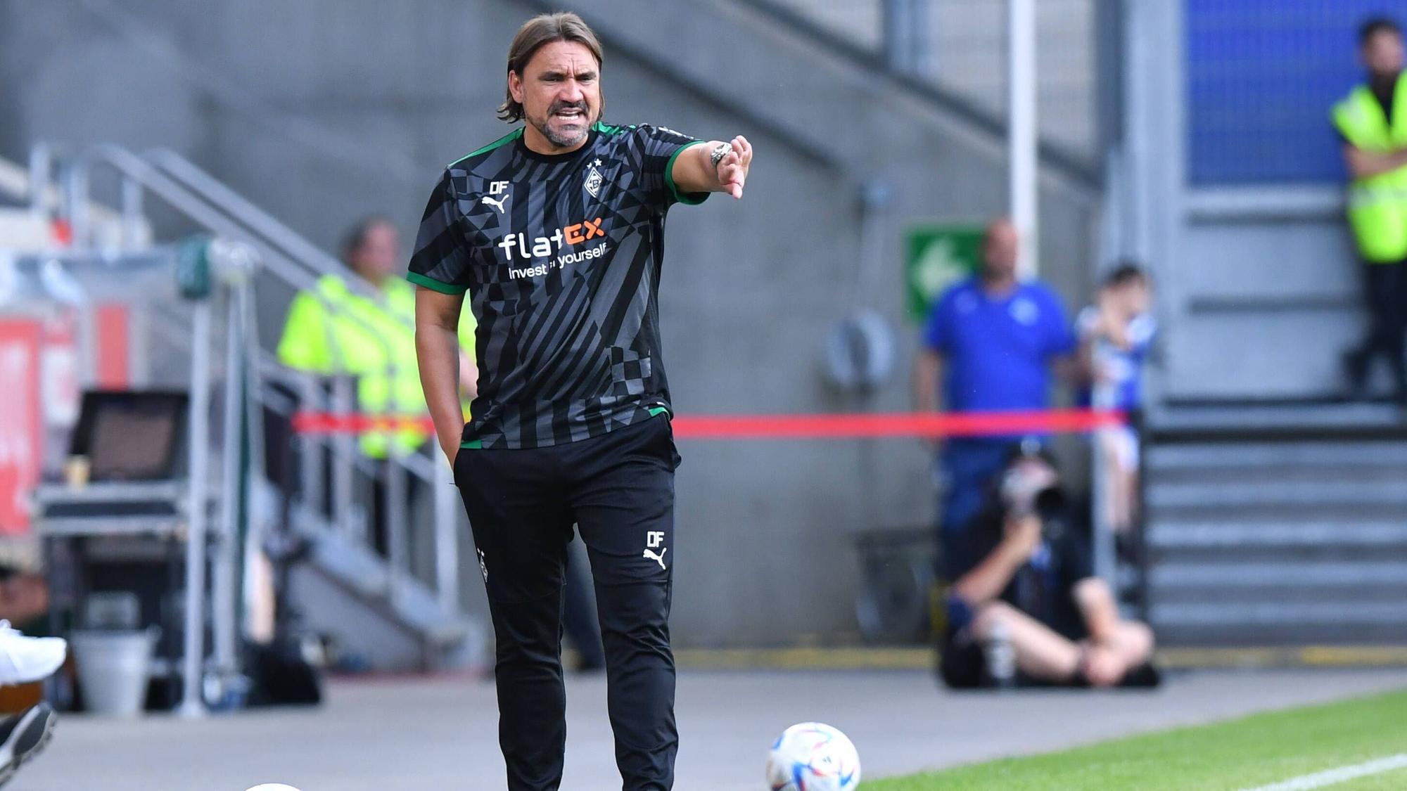 Daniel Farke zeigte sich nach dem Schauinslandreisen Cup der Traditionen in Duisburg am 17. Juli 2022, zufrieden mit der Leistung seines Teams. Hier coacht er die Borussia im Spiel gegen den MSV Duisburg.