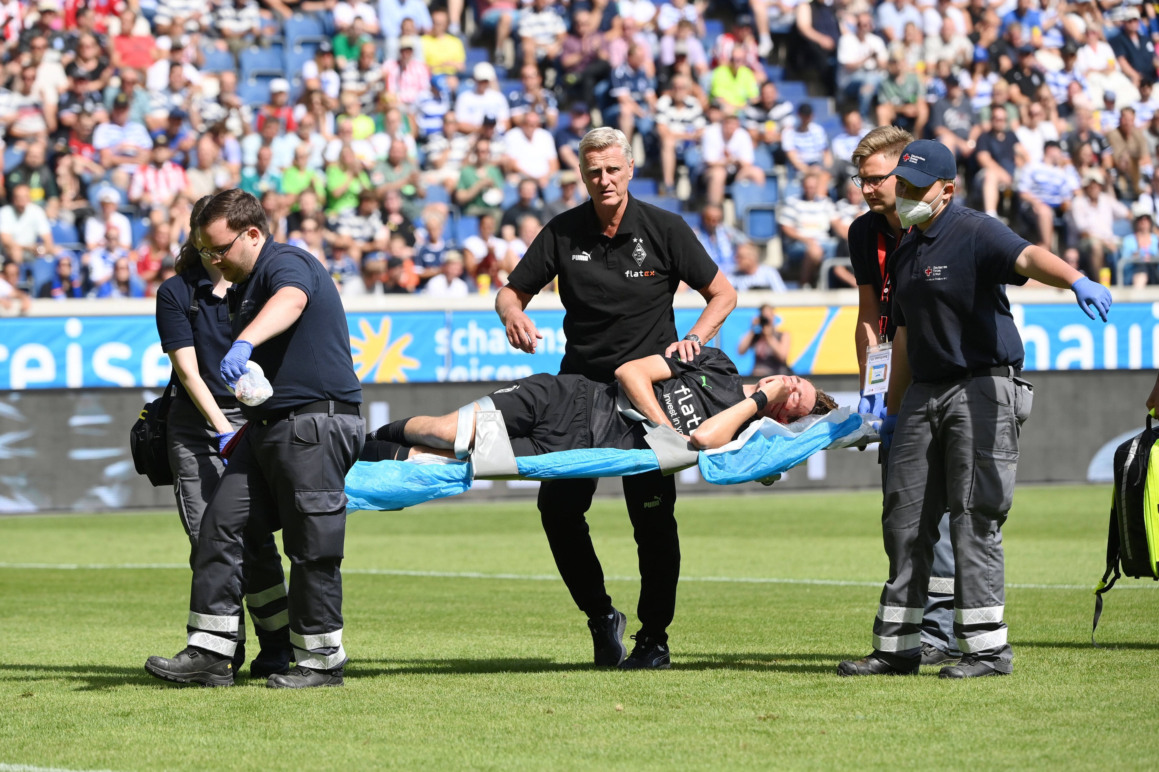 Simon Walde von Borussia Mönchengladbach musste nach nur fünf Minuten beim Schauinslandreisen Cup der Traditionen verletzt vom Platz getragen werden.