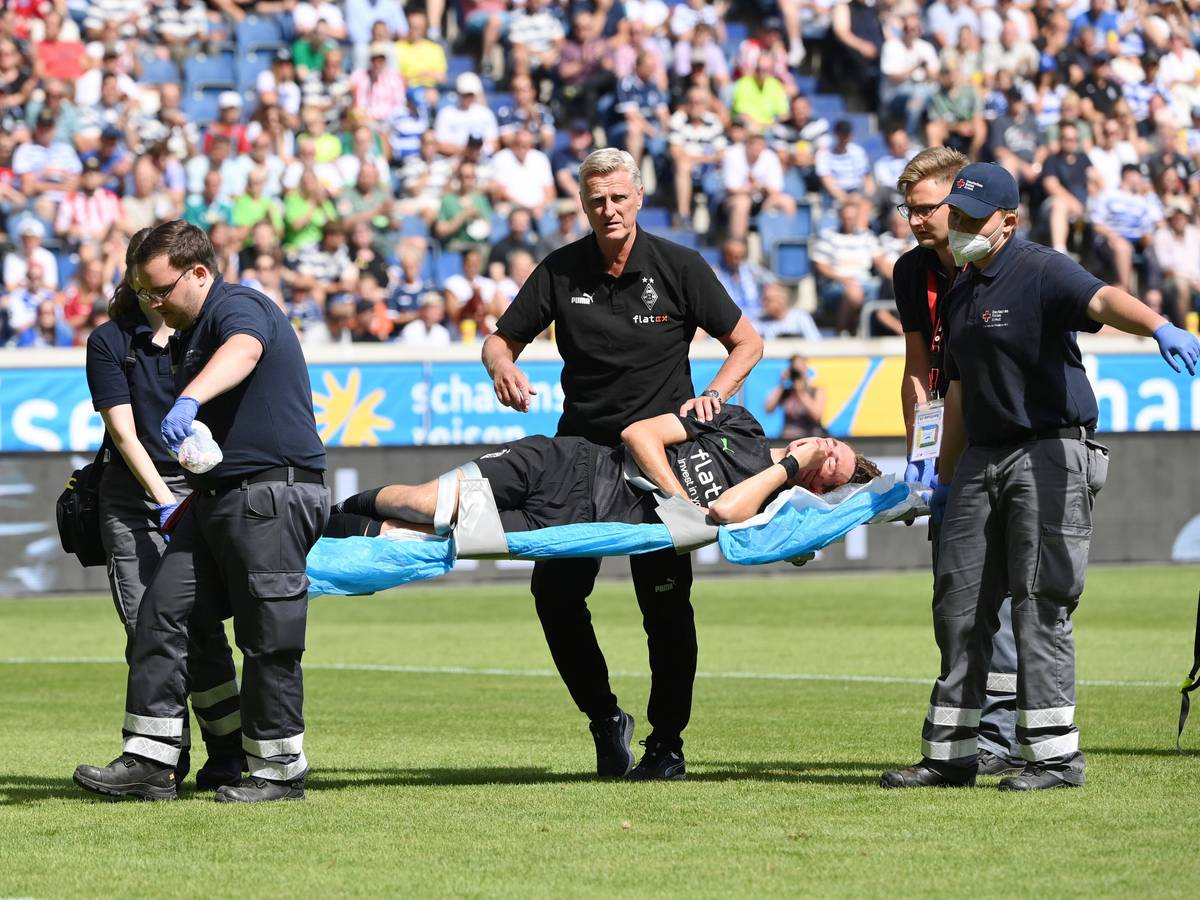 Simon Walde von Borussia Mönchengladbach musste nach nur fünf Minuten beim Schauinslandreisen Cup der Traditionen verletzt vom Platz getragen werden.