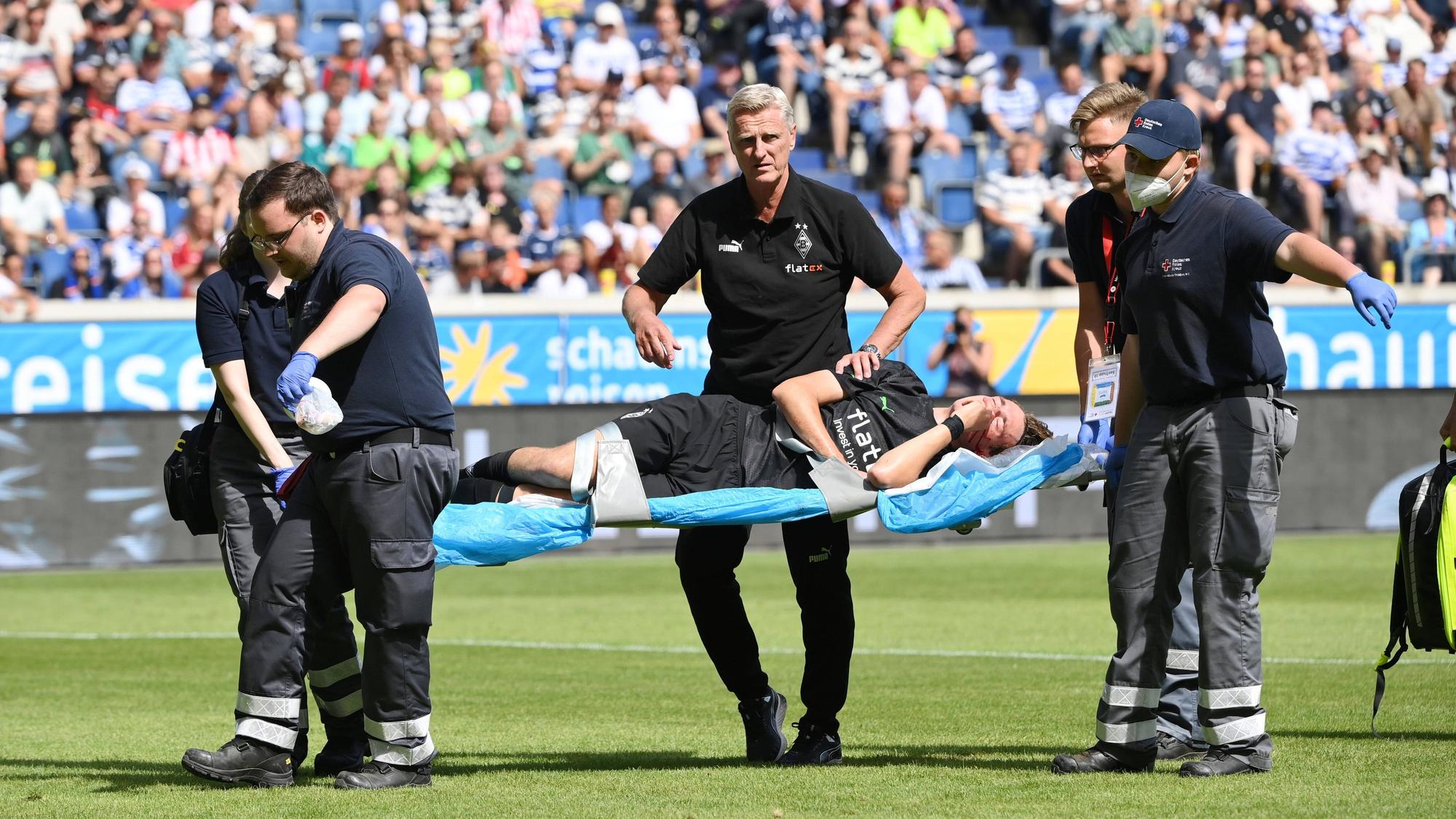 Simon Walde von Borussia Mönchengladbach musste nach nur fünf Minuten beim Schauinslandreisen Cup der Traditionen verletzt vom Platz getragen werden.