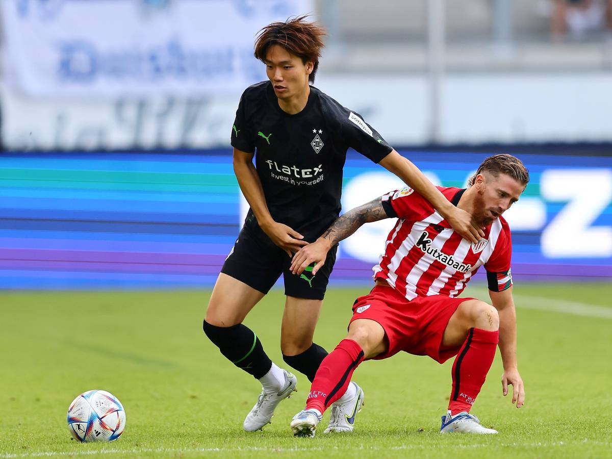 Ko Itakura von Borussia Mönchengladbach im Zweikampf mit Iker Muniain