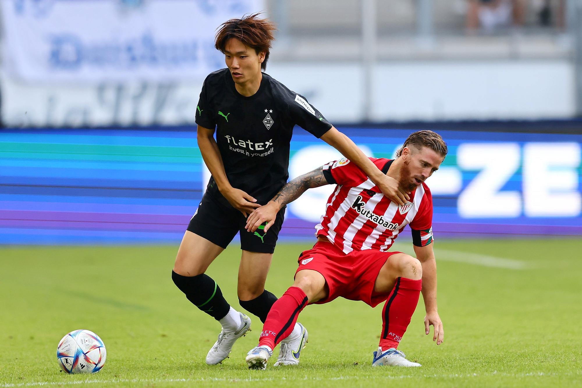 Ko Itakura von Borussia Mönchengladbach im Zweikampf mit Iker Muniain