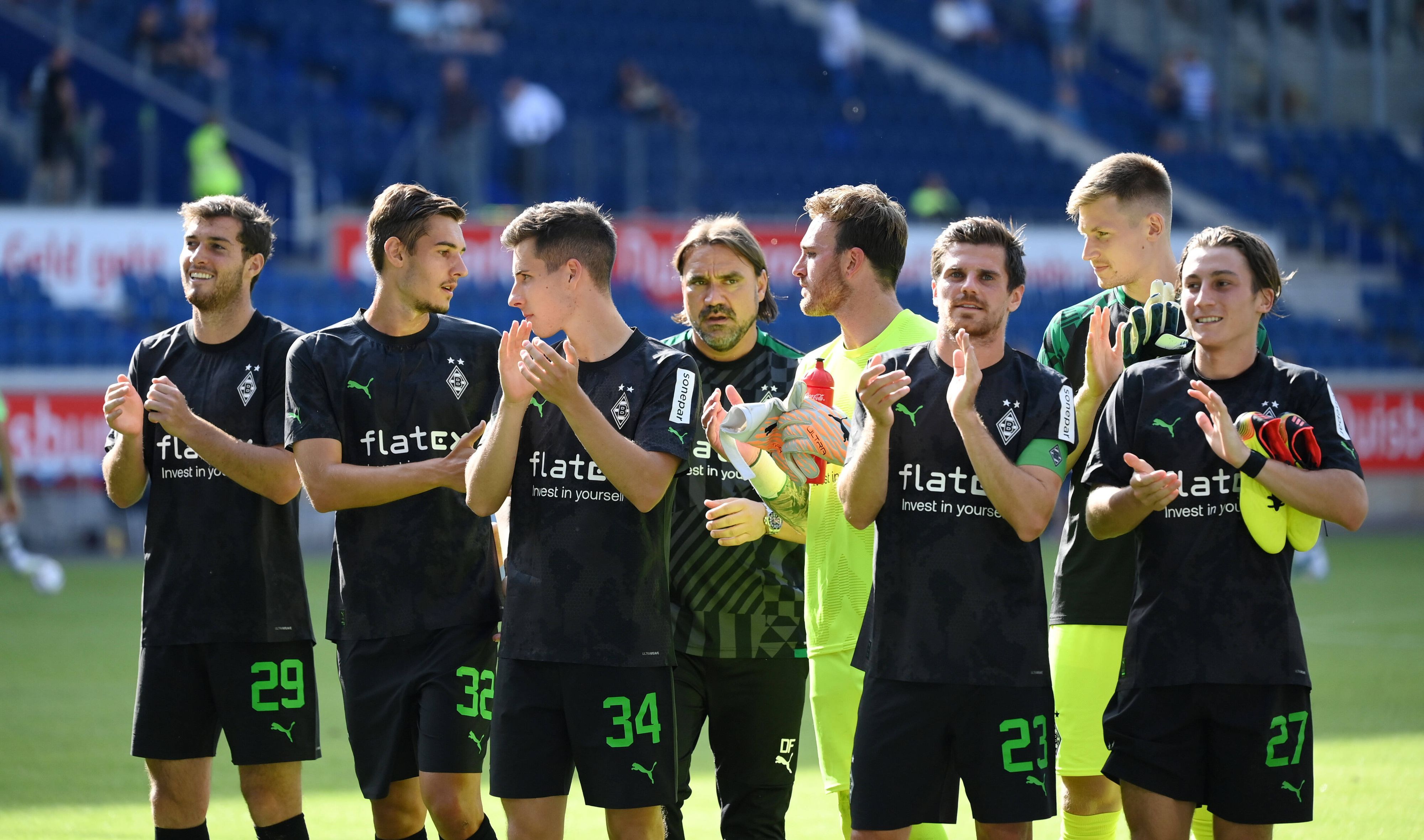 Gladbach Trainer Daniel Farke und seine Spieler am 17. Juli 2022 im Rahmen des Schauinslandreisen-Cups in Duisburg.