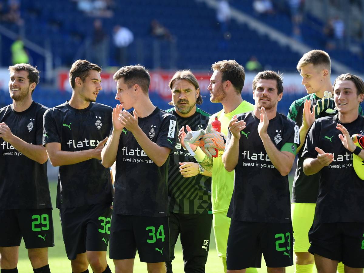 Gladbach Trainer Daniel Farke und seine Spieler am 17. Juli 2022 im Rahmen des Schauinslandreisen-Cups in Duisburg.