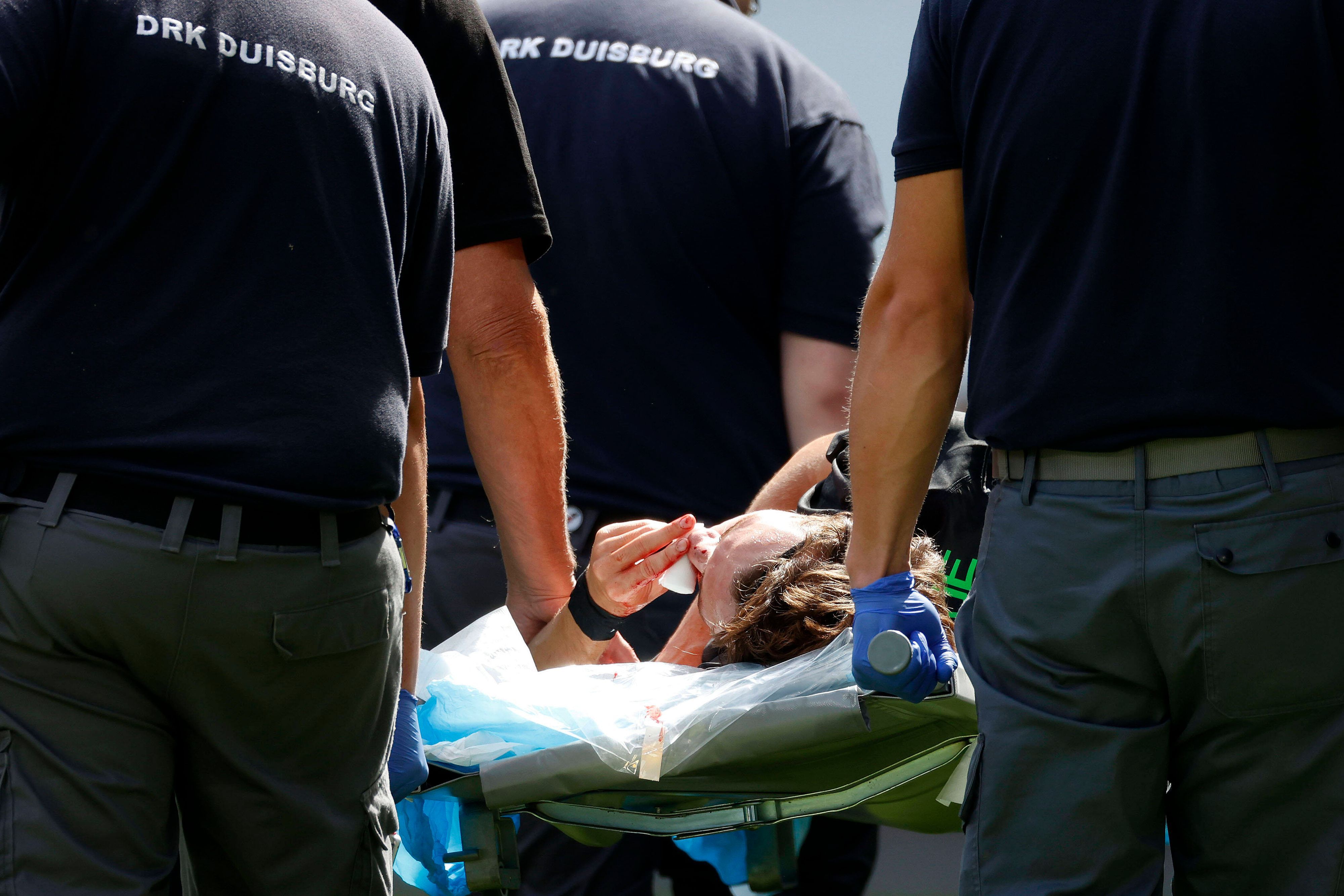 Simon Walde wird mit Nasenbeinbruch vom Platz getragen
