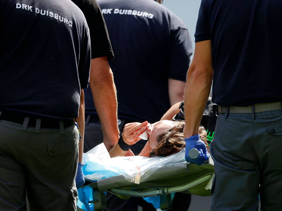 Simon Walde wird mit Nasenbeinbruch vom Platz getragen
