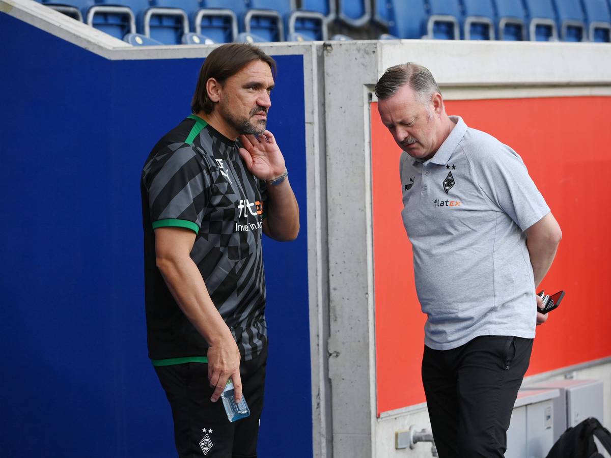 Kommunikation ist alles: Borussia Trainer Daniel Farke im Gespräch mit Sportdirektor Roland Virkus im Rahmen des Schauinslandreisen Cups in Duisburg am 17. Juli 2022.