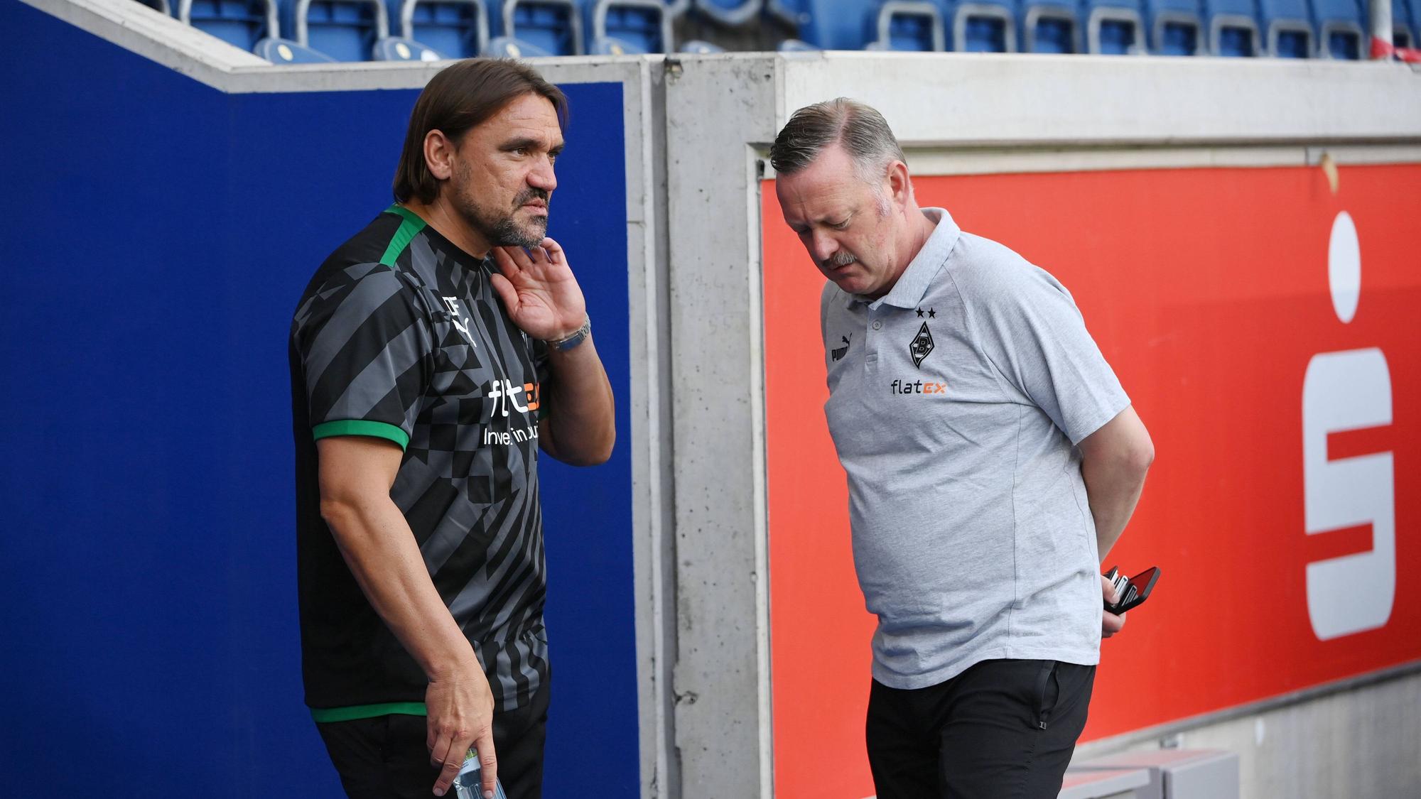 Kommunikation ist alles: Borussia Trainer Daniel Farke im Gespräch mit Sportdirektor Roland Virkus im Rahmen des Schauinslandreisen Cups in Duisburg am 17. Juli 2022.