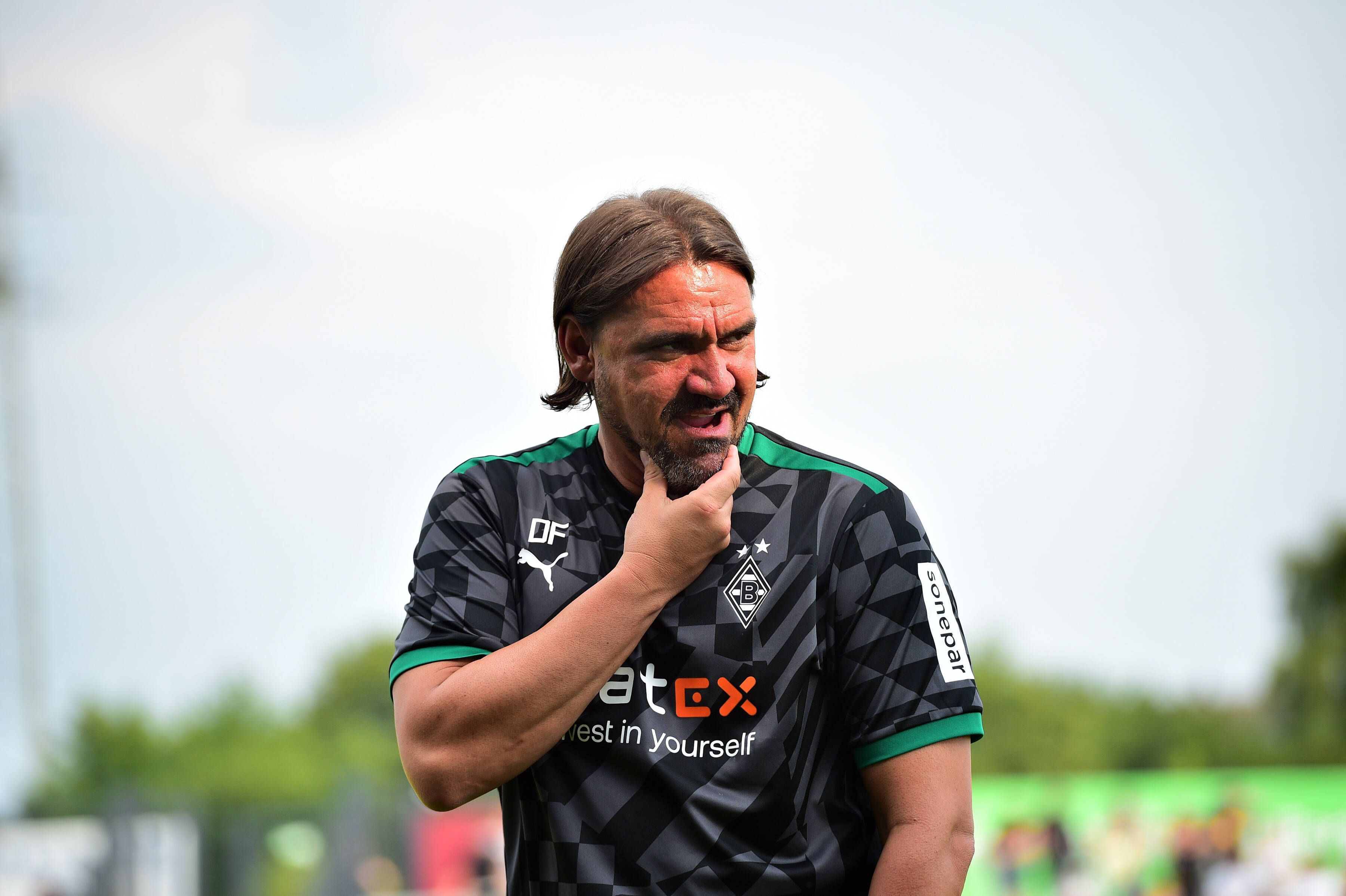 Skeptische Blicke von Coach Daniel Farke: Der 45-Jährige sah am Mittwoch (20. Juli 2022) in Velbert ein 1:1 zwischen Borussia Mönchengladbach und dem RKC Waalwijk.