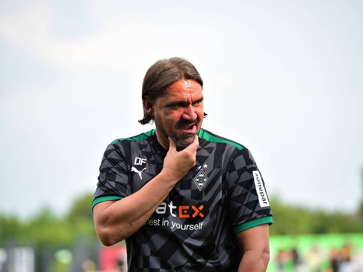 Skeptische Blicke von Coach Daniel Farke: Der 45-Jährige sah am Mittwoch (20. Juli 2022) in Velbert ein 1:1 zwischen Borussia Mönchengladbach und dem RKC Waalwijk.
