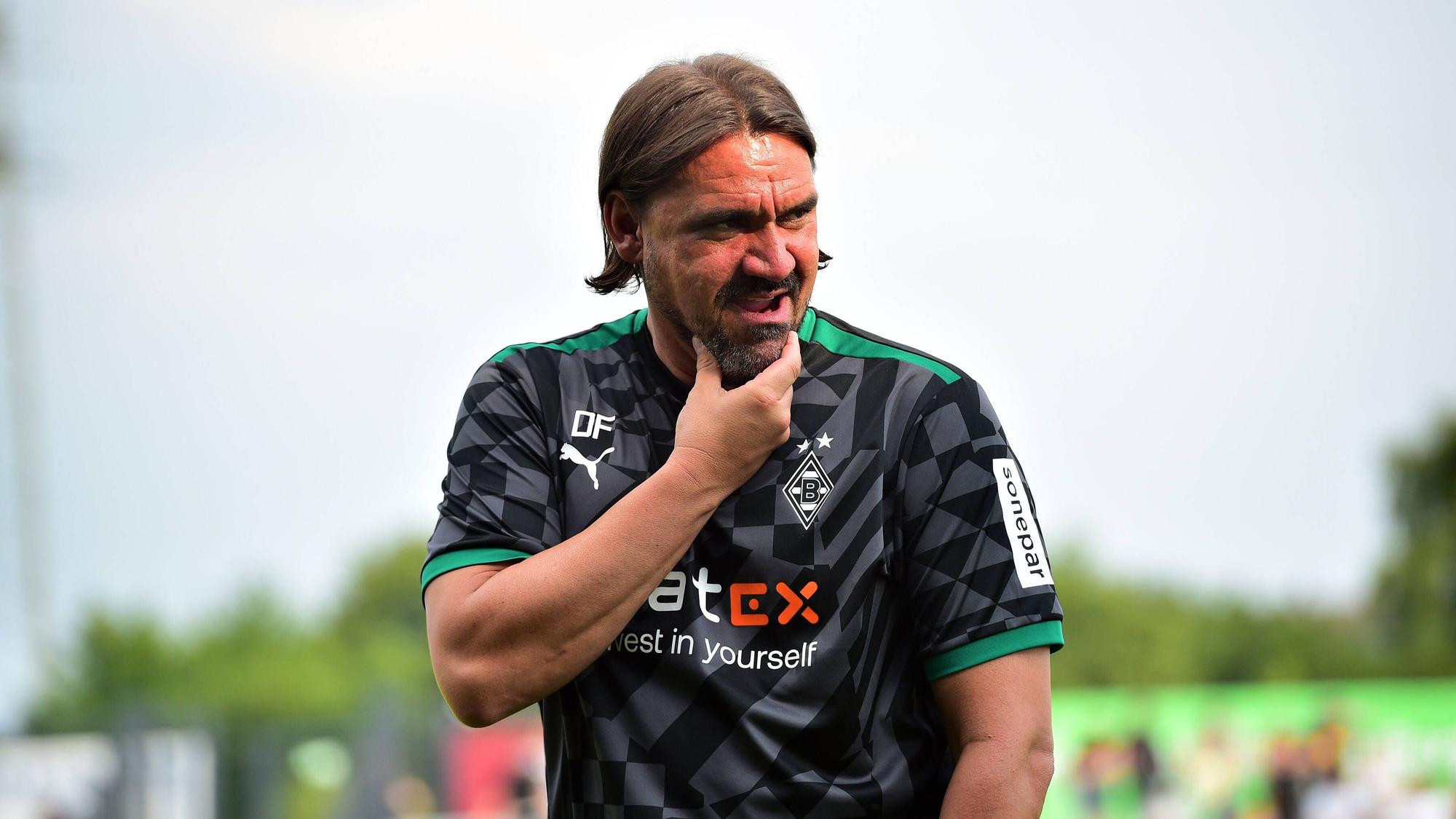 Skeptische Blicke von Coach Daniel Farke: Der 45-Jährige sah am Mittwoch (20. Juli 2022) in Velbert ein 1:1 zwischen Borussia Mönchengladbach und dem RKC Waalwijk.