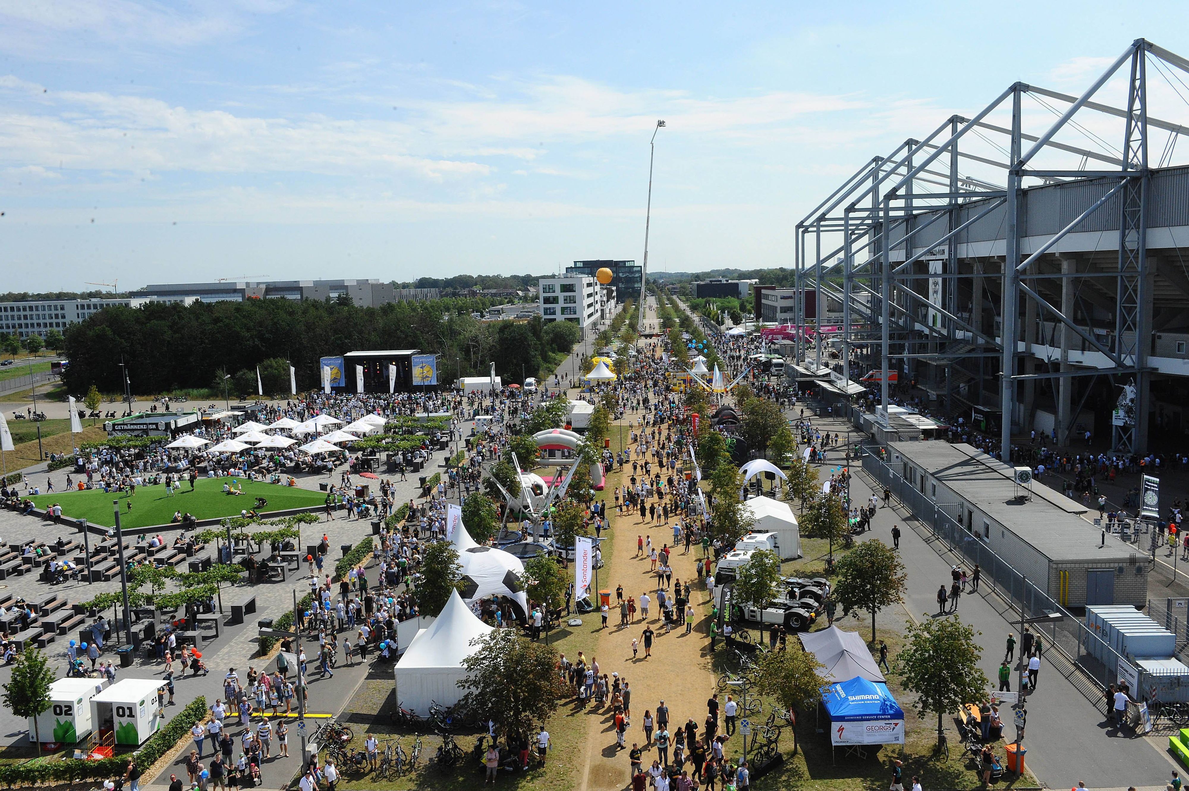 Borussia Mönchengladbach feiert am Sonntag (24. Juli 2022) nach zweijähriger Corona-Abstinenz wieder den  großen Familientag. Das Foto zeigt eine Übersicht auf die Veranstaltung vom 4. August 2019.