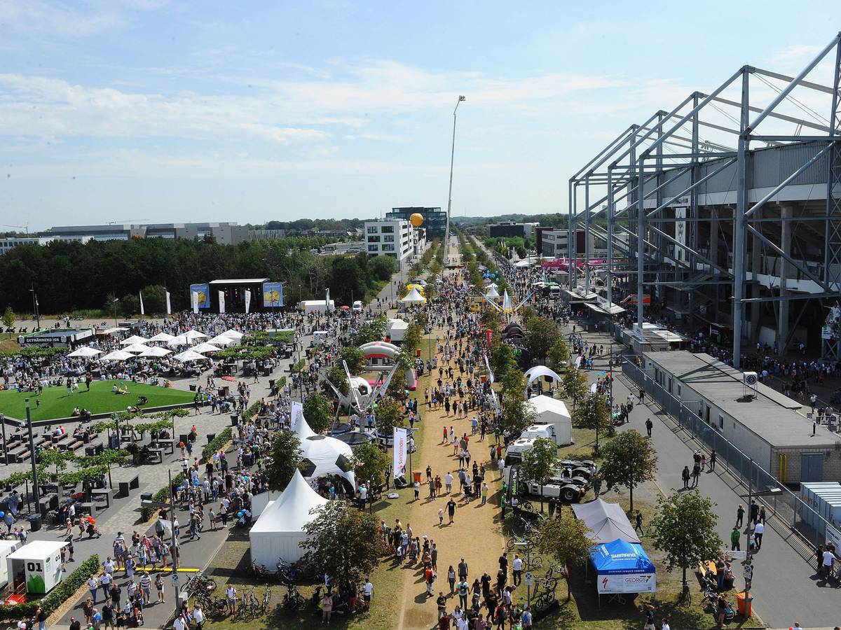 Borussia Mönchengladbach feiert am Sonntag (24. Juli 2022) nach zweijähriger Corona-Abstinenz wieder den großen Familientag. Das Foto zeigt eine Übersicht auf die Veranstaltung vom 4. August 2019.