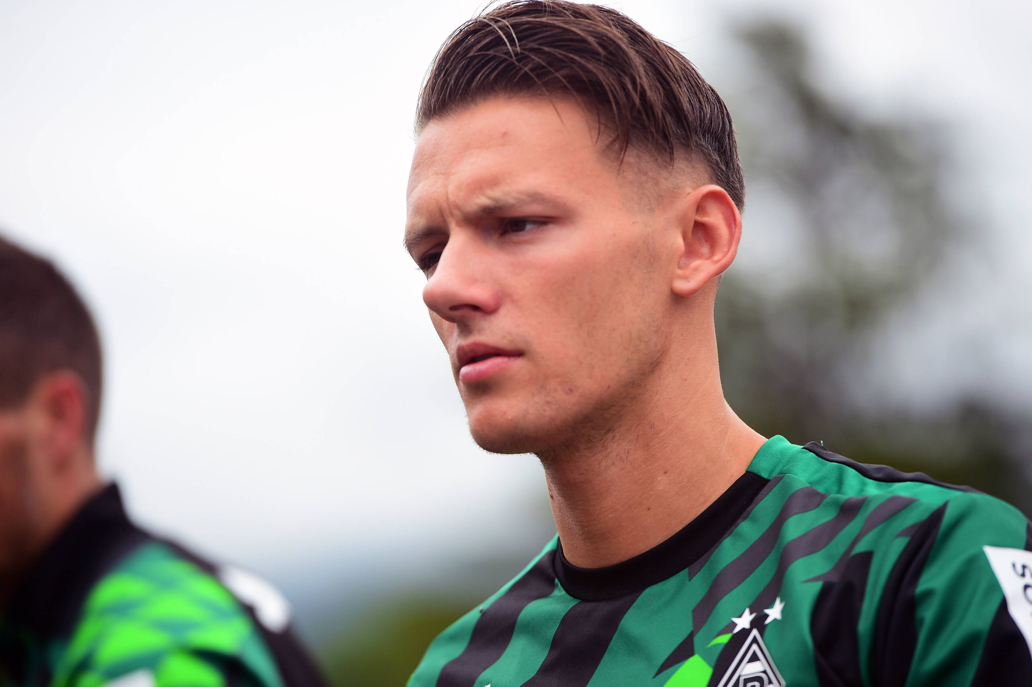 Hannes Wolf von Borussia Mönchengladbach, am 5. Juli 2022 im Trainingslager am Tegernsee in Rottach-Egern fokussiert schauend