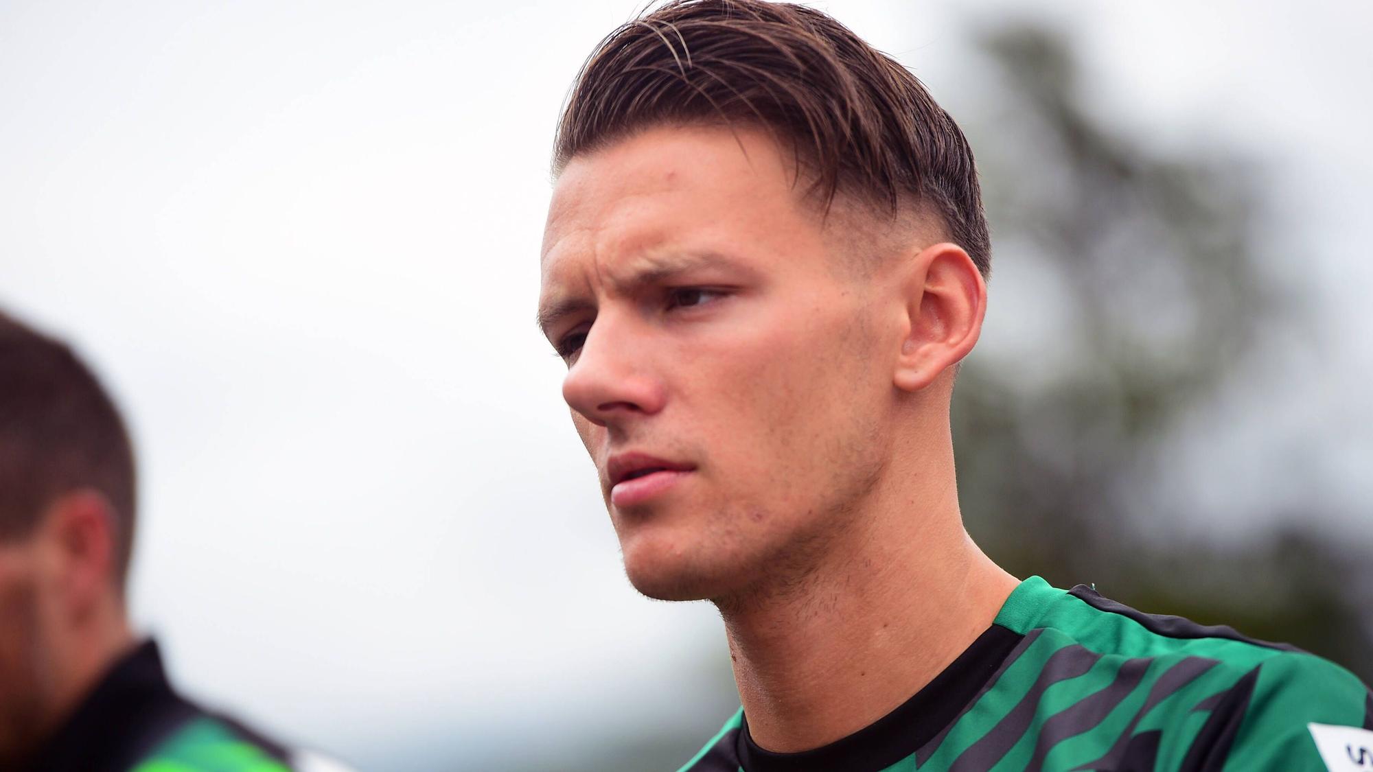 Hannes Wolf von Borussia Mönchengladbach, am 5. Juli 2022 im Trainingslager am Tegernsee in Rottach-Egern fokussiert schauend