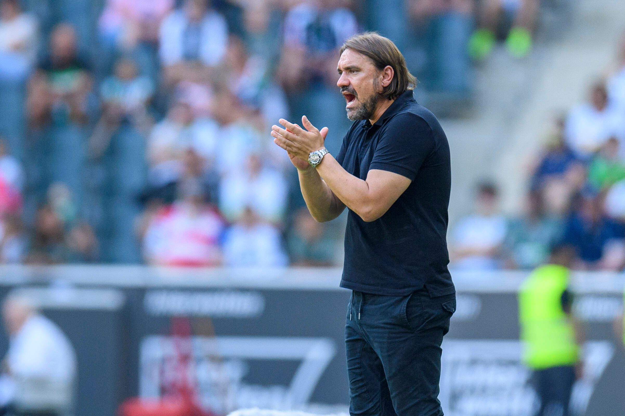 Trainer Daniel Farke beim Testspiel von Borussia Mönchengladbach gegen Real Sociedad San Sebastian am 23. Juli 2022 im Borussia-Park. Farke klatscht in die Hände und ruft etwas in Richtung des Platzes.