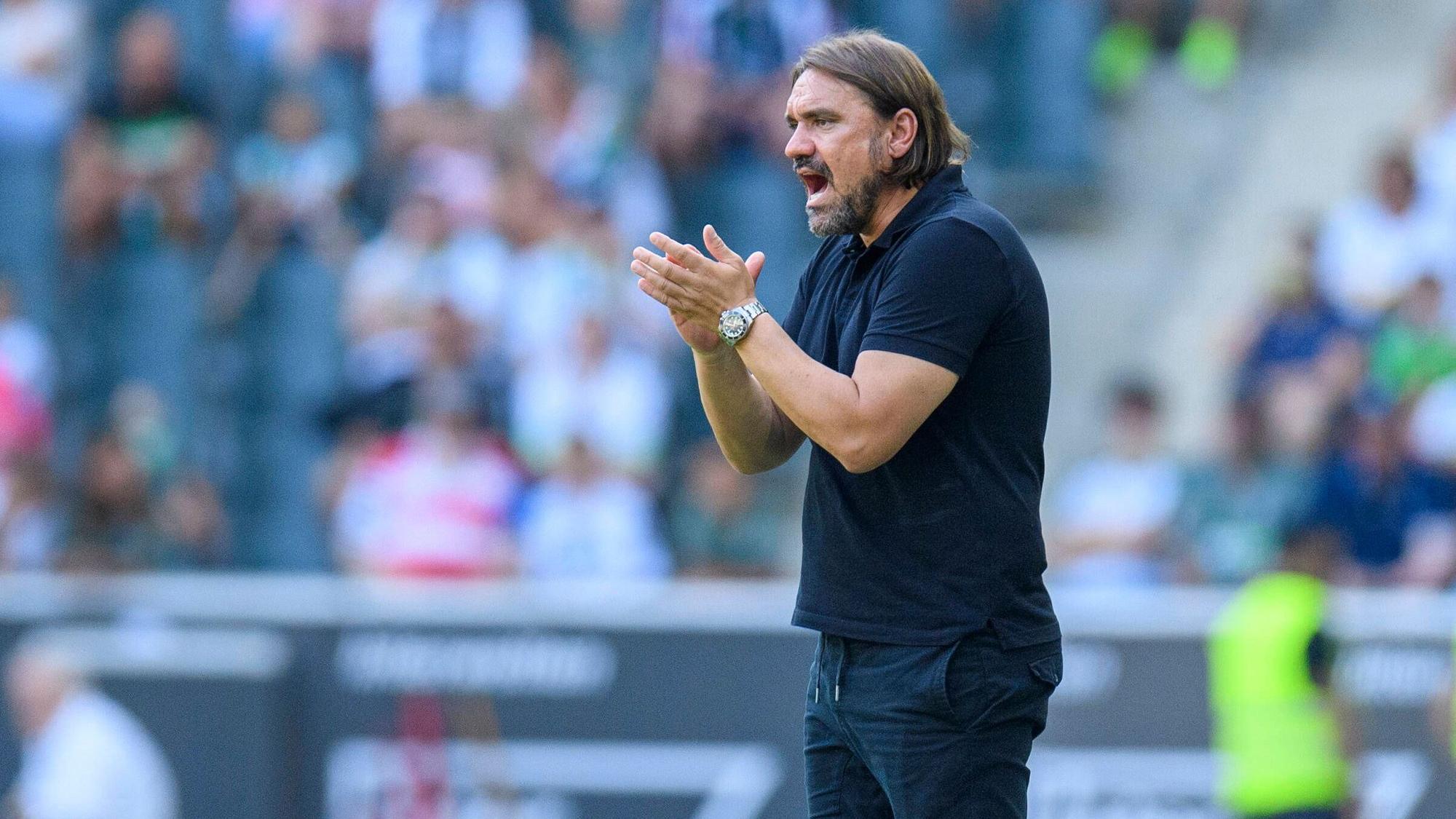 Trainer Daniel Farke beim Testspiel von Borussia Mönchengladbach gegen Real Sociedad San Sebastian am 23. Juli 2022 im Borussia-Park. Farke klatscht in die Hände und ruft etwas in Richtung des Platzes.