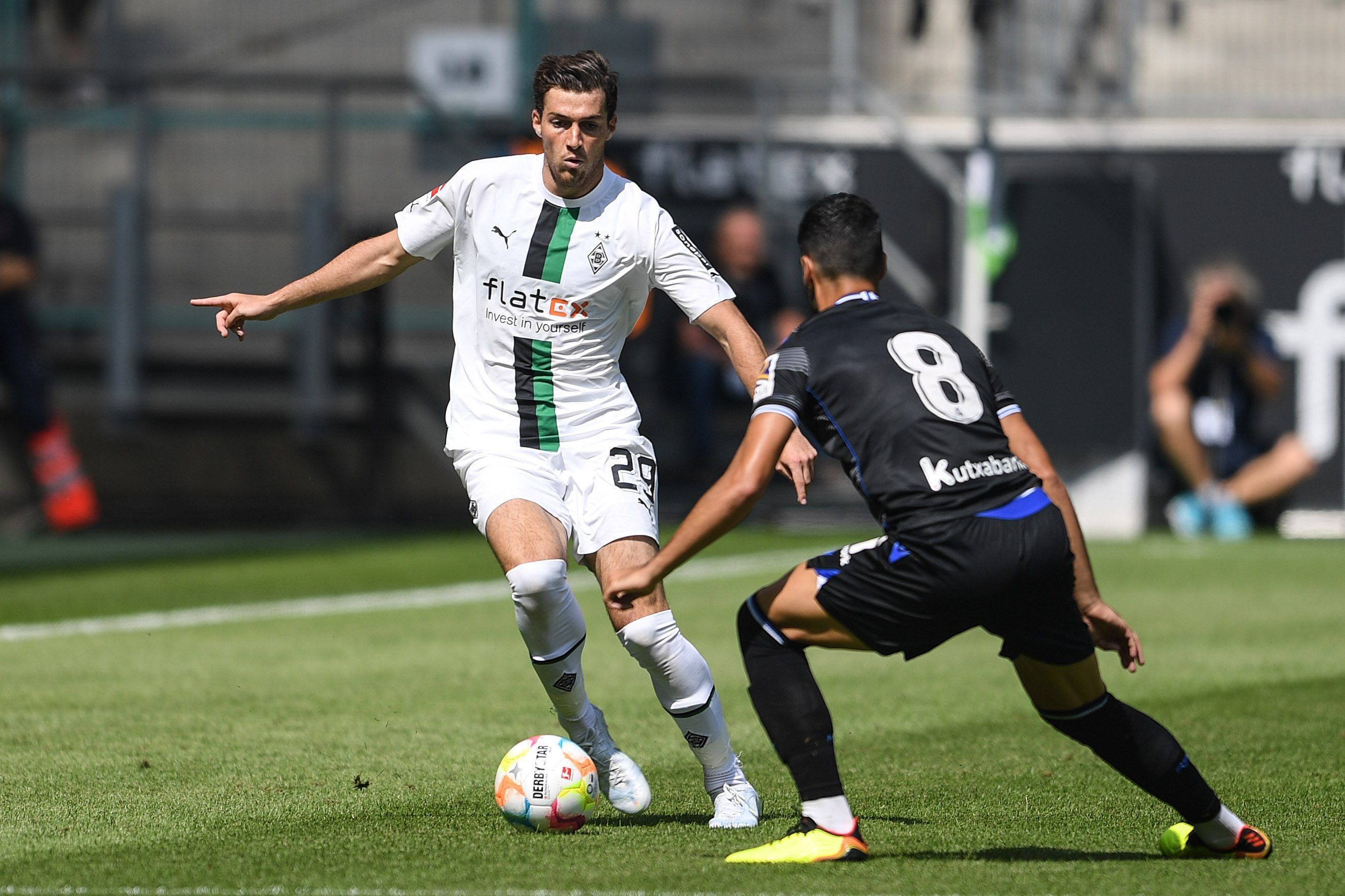 Im letzten Testspiel der Sommer-Vorbereitung tritt Borussia Mönchengladbach am Samstag (23. Juli 2022) gegen Real Sociedad an. Das Foto zeigt Gladbachs Joe Scally im Zweikampf mit Reals Mikel Merino.
