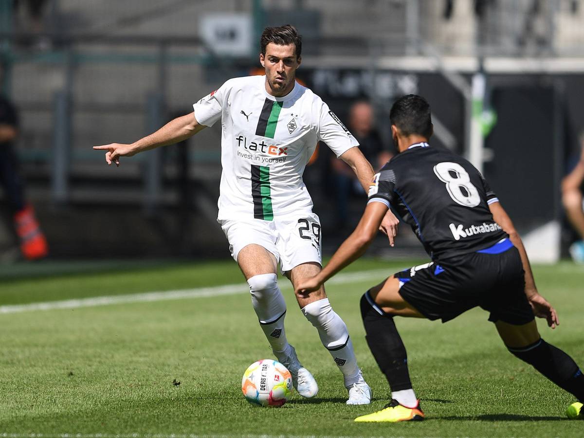 Im letzten Testspiel der Sommer-Vorbereitung tritt Borussia Mönchengladbach am Samstag (23. Juli 2022) gegen Real Sociedad an. Das Foto zeigt Gladbachs Joe Scally im Zweikampf mit Reals Mikel Merino.