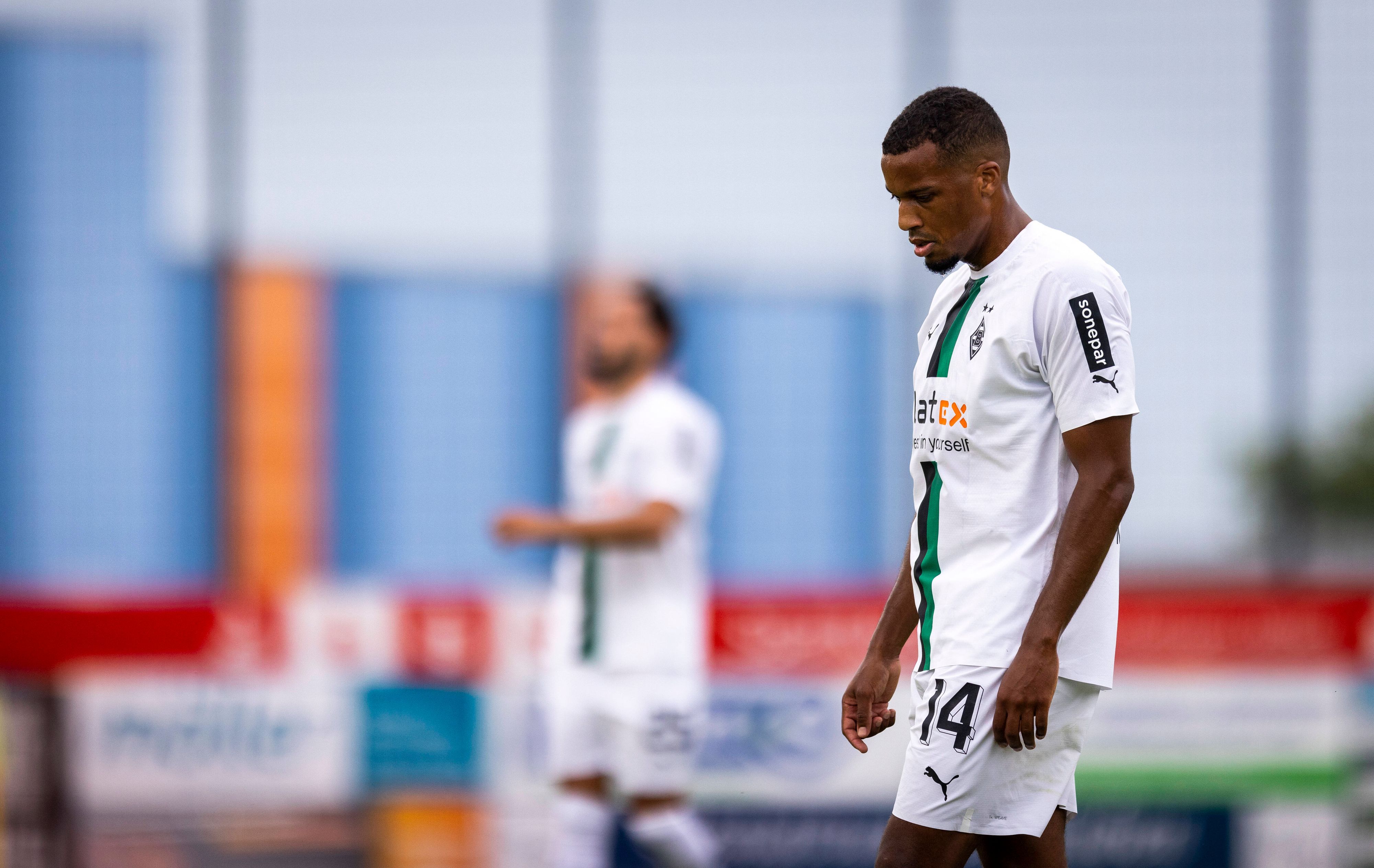 Alassane Plea von Borussia Mönchengladbach beim Testspiel gegen RKC Waalwijk am 20. Juli 2022 in Velbert. Plea schaut enttäuscht auf den Boden.