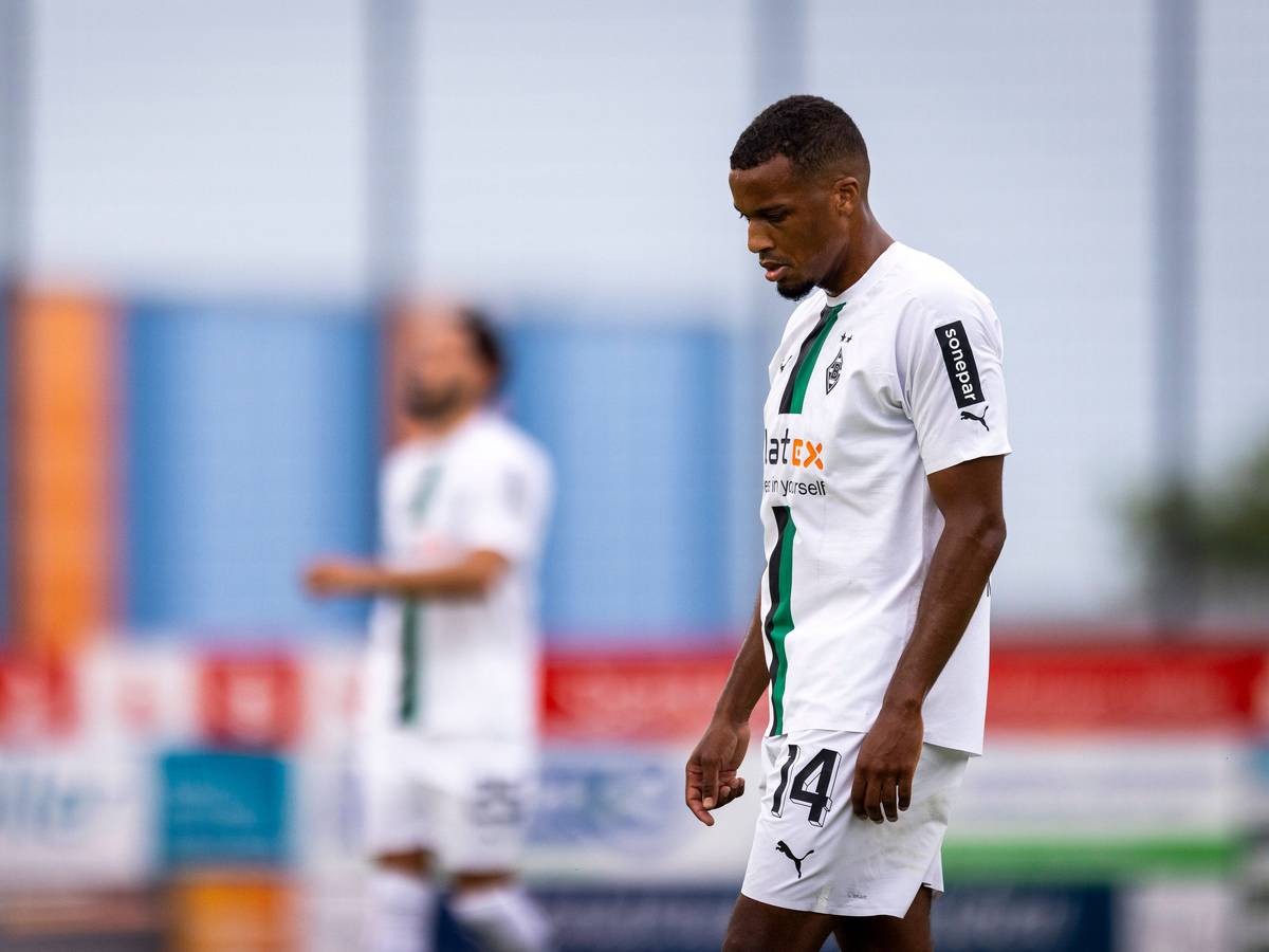 Alassane Plea von Borussia Mönchengladbach beim Testspiel gegen RKC Waalwijk am 20. Juli 2022 in Velbert. Plea schaut enttäuscht auf den Boden.