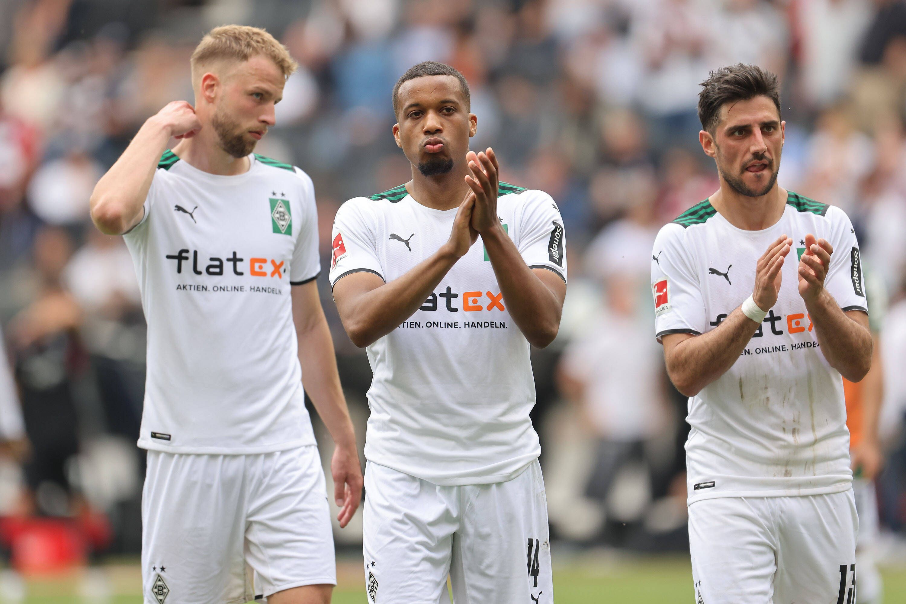 Marvin Friedrich (l.) und Alassane Plea (r.) von Borussia Mönchengladbach, hier nach einem Spiel am 8. Mai, verpassten am Samstag (23. Juli 2022) den letzten Test gegen Real Sociedad im Borussia-Park.