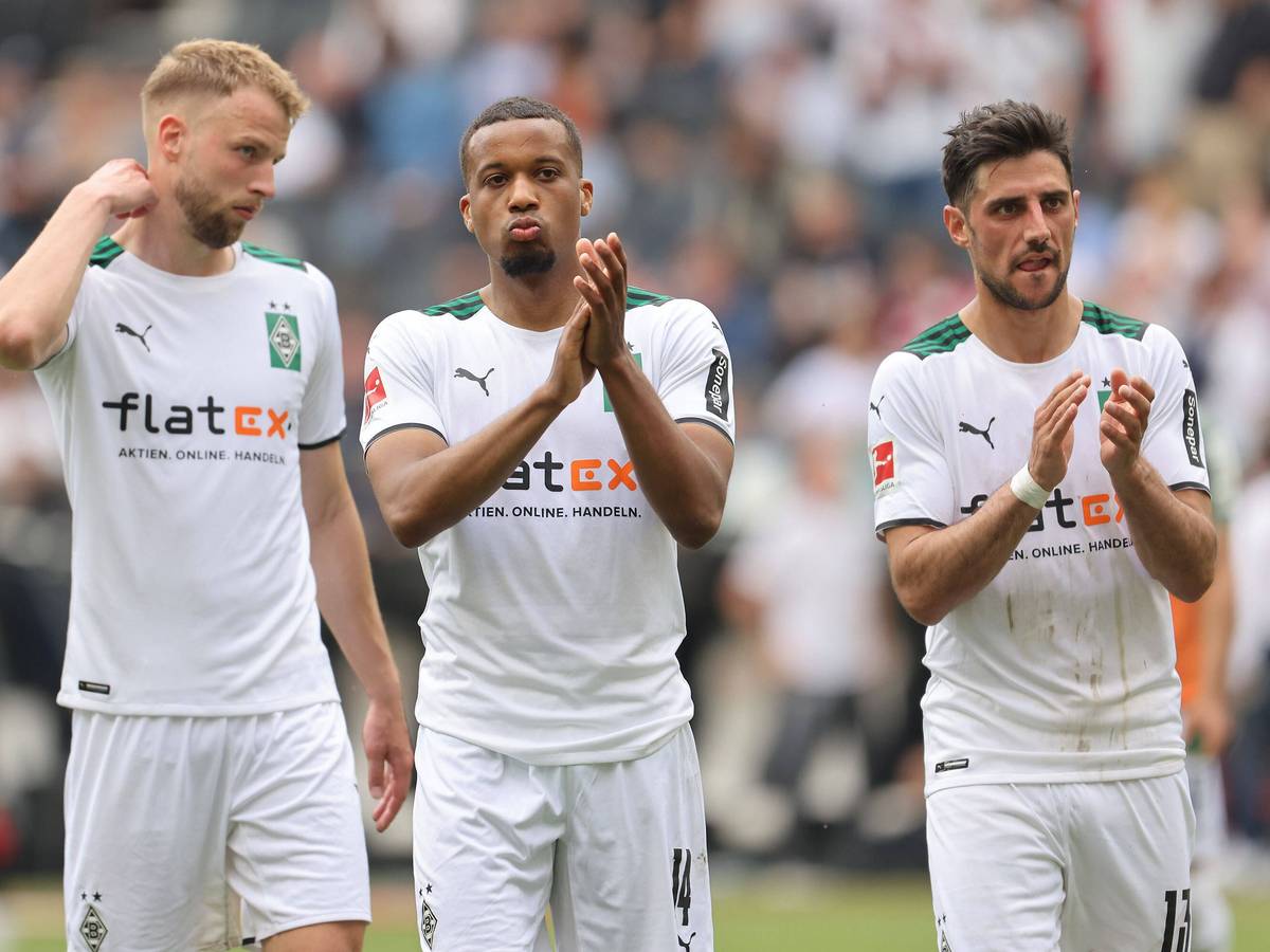 Marvin Friedrich (l.) und Alassane Plea (r.) von Borussia Mönchengladbach, hier nach einem Spiel am 8. Mai, verpassten am Samstag (23. Juli 2022) den letzten Test gegen Real Sociedad im Borussia-Park.