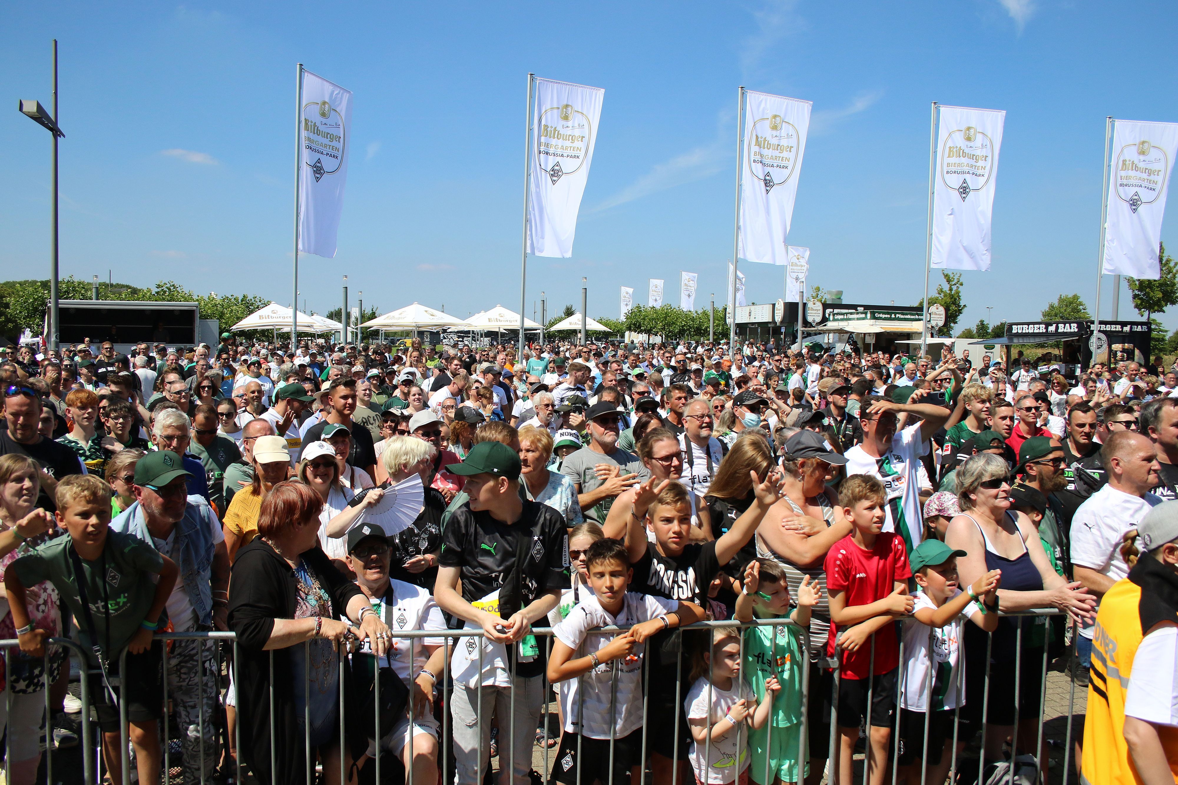 Fans von Borussia Mönchengladbach bei der letztjährigen Saisoneröffnung am 24. Juli 2022 vor der Hauptbühne hinter der Nordkurve im Borussia-Park.