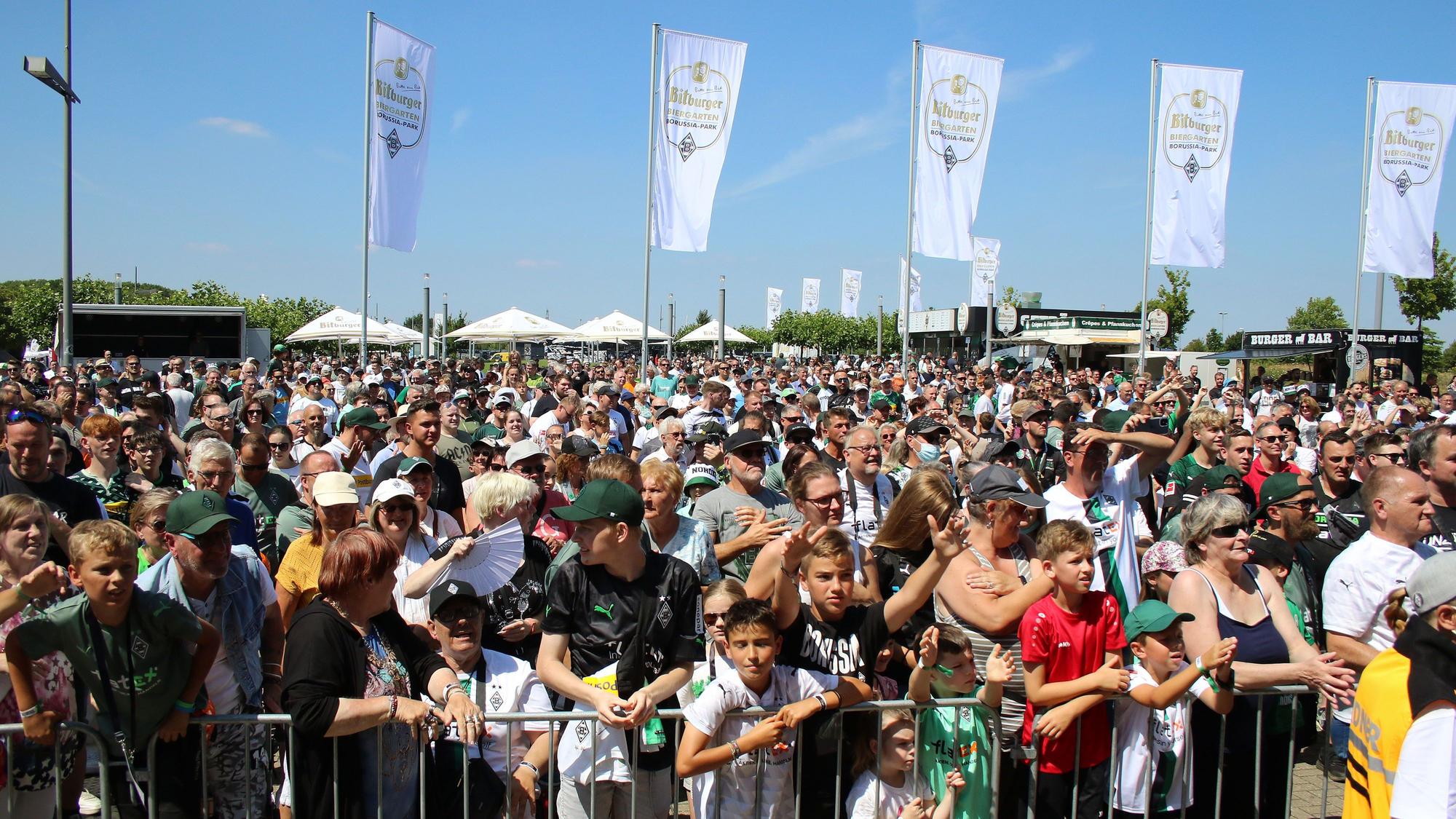 Zahlreiche Fans von Borussia Mönchengladbach feierten am Sonntag (24. Juli 2022) die Saisoneröffnung im Borussia-Park. Das Foto zeigt sie vor der Hauptbühne an der Nordtribüne versammelt.