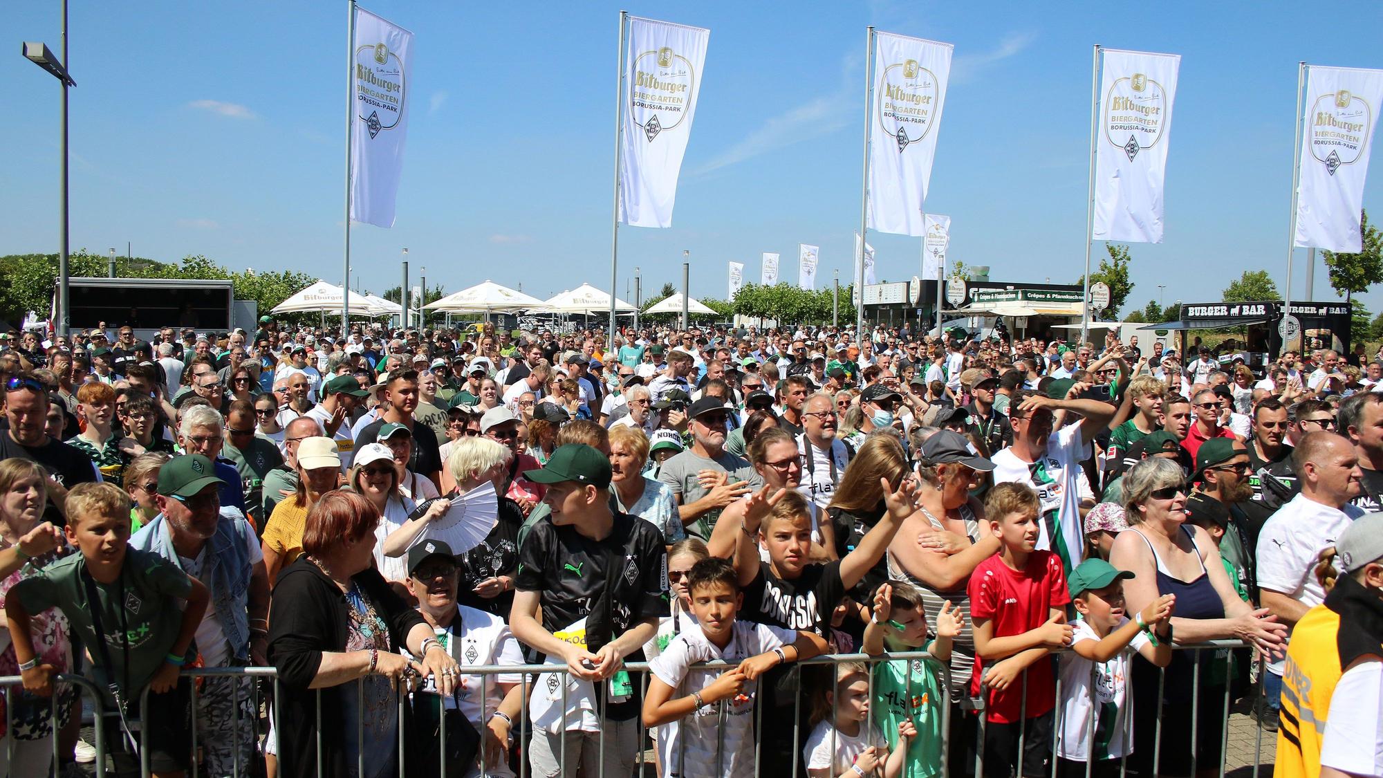 Fans von Borussia Mönchengladbach bei der letztjährigen Saisoneröffnung am 24. Juli 2022 vor der Hauptbühne hinter der Nordkurve im Borussia-Park.