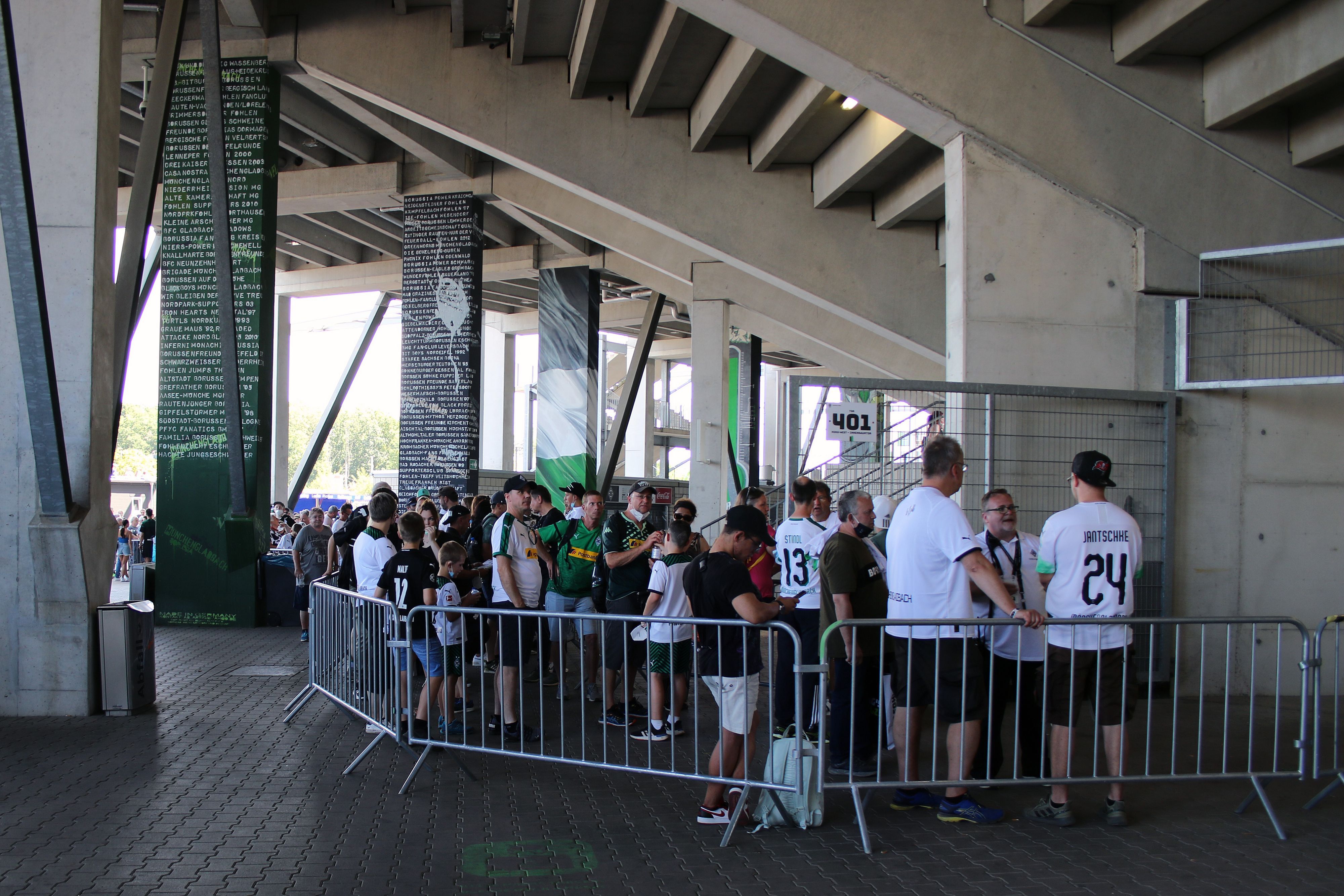 Lange Warteschlangen im Borussia-Park: Zahlreiche Fans wollten Spieler, Trainer und Staff von Borussia Mönchengladbach am Sonntag (24. Juli 2022) bei der öffentlichen Autogrammstunde im Rahmen der Saisoneröffnung aufsuchen.