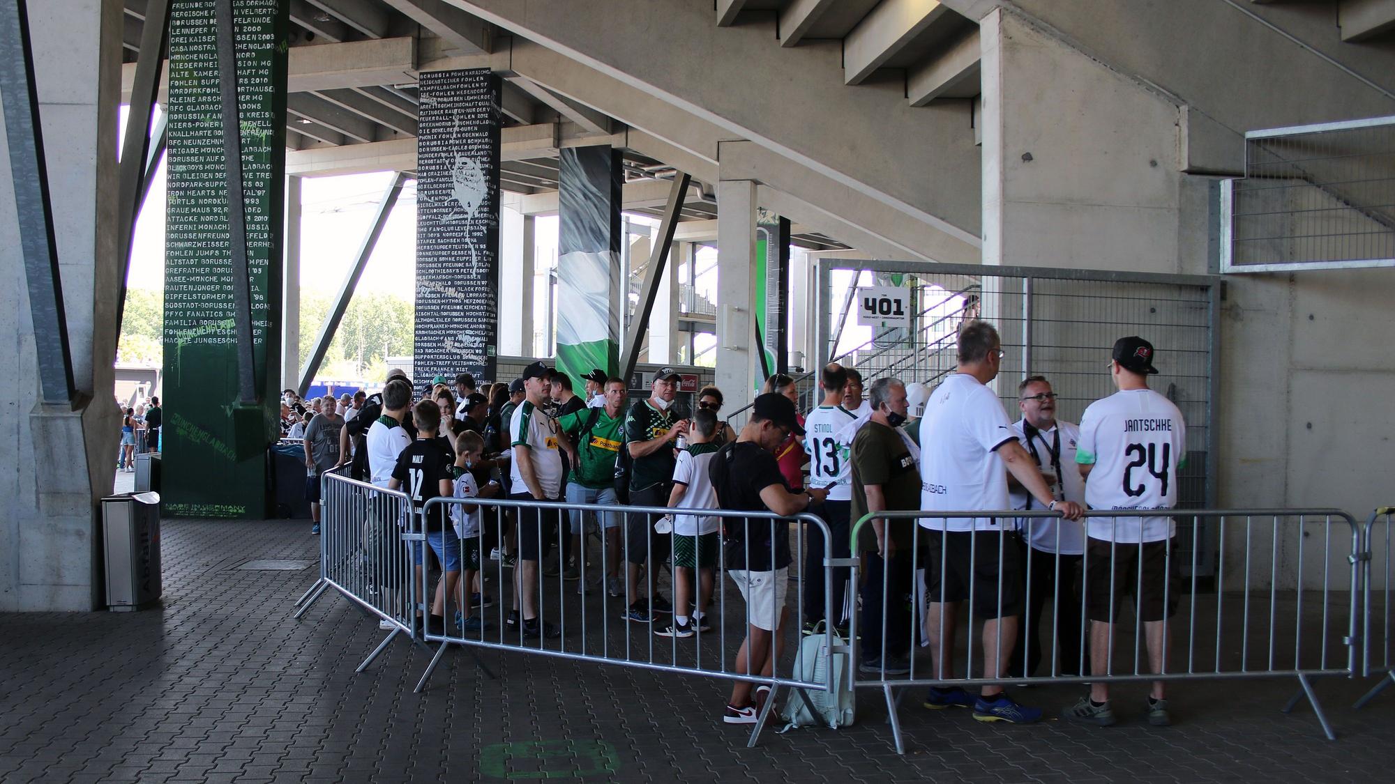 Lange Warteschlangen im Borussia-Park: Zahlreiche Fans wollten Spieler, Trainer und Staff von Borussia Mönchengladbach am Sonntag (24. Juli 2022) bei der öffentlichen Autogrammstunde im Rahmen der Saisoneröffnung aufsuchen.