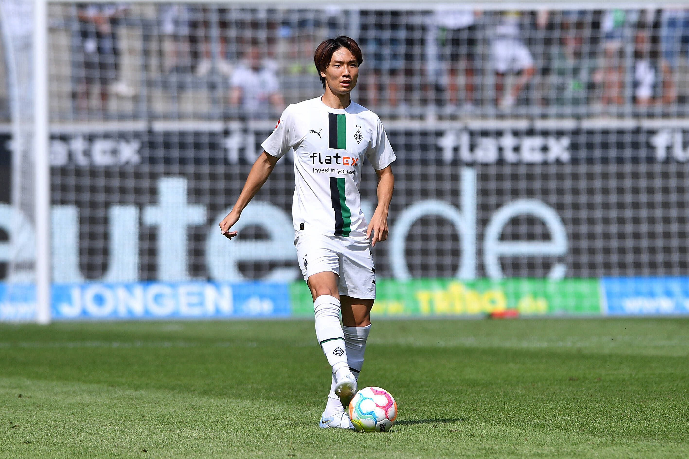 Ko Itakura beim Testspiel von Borussia Mönchengladbach gegen Real Sociedad San Sebastian am 23. Juli 2022 im Borussia-Park. Itakura stoppt den Ball mit dem rechten Fuß.