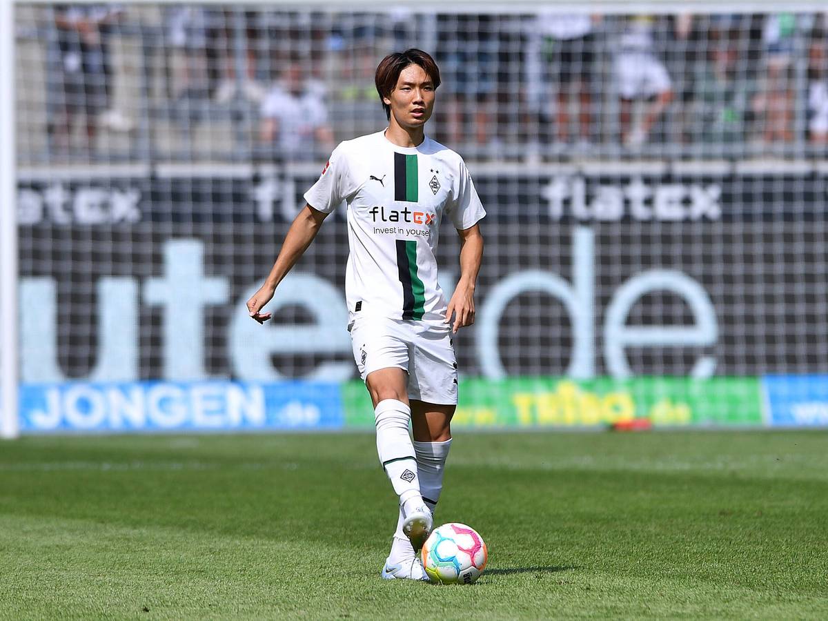Ko Itakura beim Testspiel von Borussia Mönchengladbach gegen Real Sociedad San Sebastian am 23. Juli 2022 im Borussia-Park. Itakura stoppt den Ball mit dem rechten Fuß.