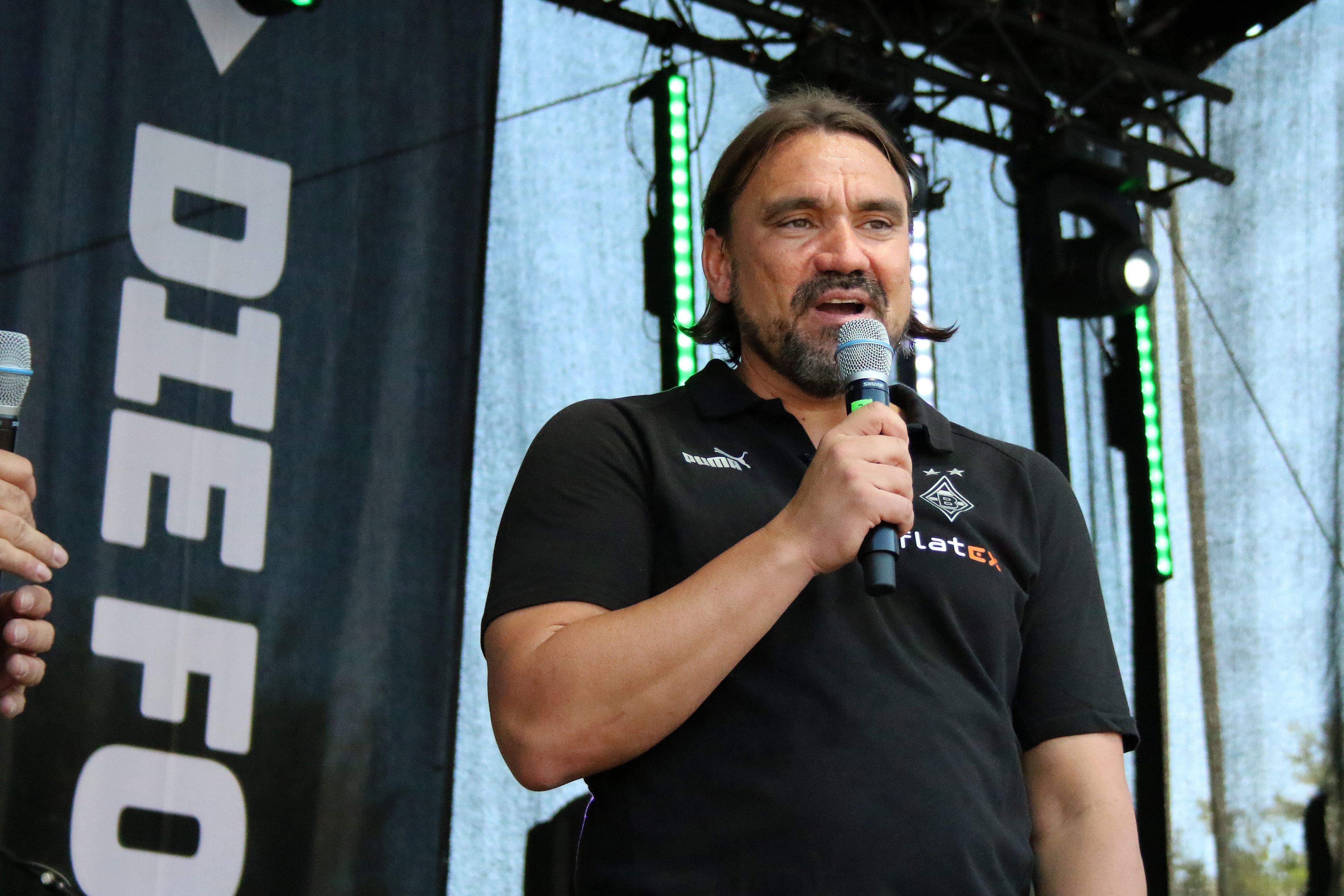 Trainer Daniel Farke am 24. Juli 2022 bei der Saisoneröffnung Borussia Mönchengladbach im Borussia-Park. Farke hält ein Mikrofon in der rechten Hand und spricht auf einer Bühne.