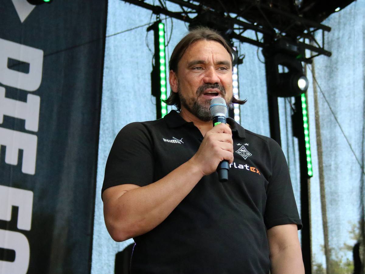 Trainer Daniel Farke am 24. Juli 2022 bei der Saisoneröffnung Borussia Mönchengladbach im Borussia-Park. Farke hält ein Mikrofon in der rechten Hand und spricht auf einer Bühne.