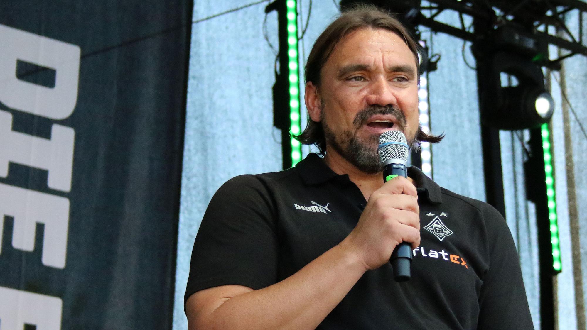 Trainer Daniel Farke am 24. Juli 2022 bei der Saisoneröffnung Borussia Mönchengladbach im Borussia-Park. Farke hält ein Mikrofon in der rechten Hand und spricht auf einer Bühne.