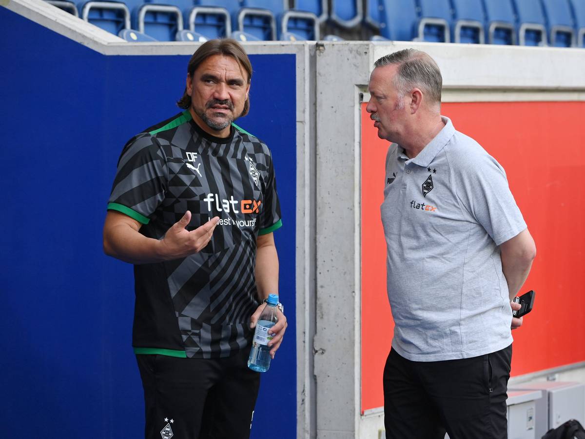 Trainer Daniel Farke von Borussia Mönchengladbach am 17. Juli 2022 in Duisburg im Gespräch mit Sportdirektor Roland Virkus. Farke gestikuliert mit der rechten Hand, Virkus hat die Arme hinter dem Rücken verschränkt.